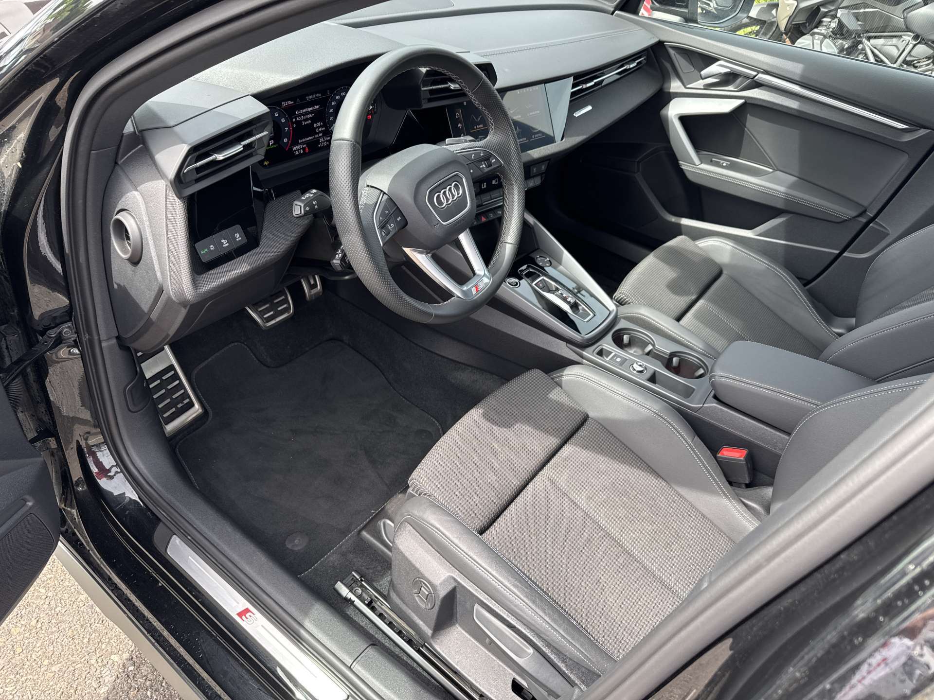 AUDI A3 Limousine 35 TFSi S-Line S-Tronic Automat-image-5