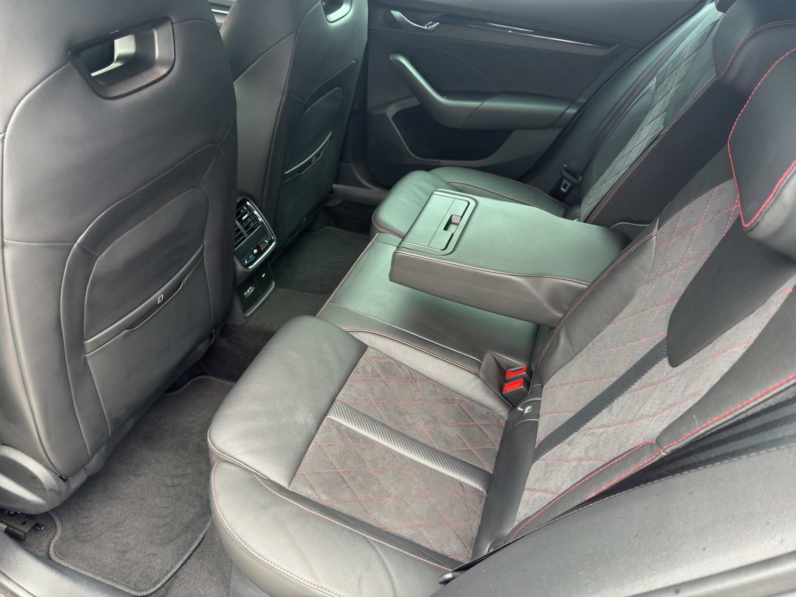 SKODA Octavia Combi 2.0 TSI DSG RS-image-5