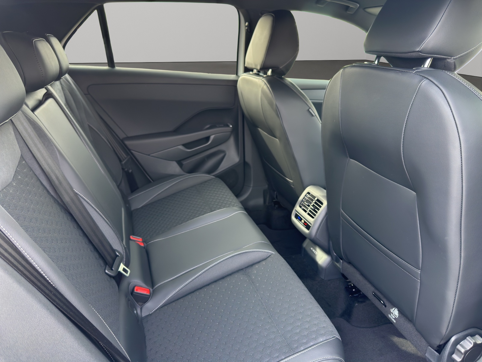 VW T-Roc 1.5 eTSI *NEUSTES MODELL*CH-Wagen* mHEV R-Line DSG-image-14
