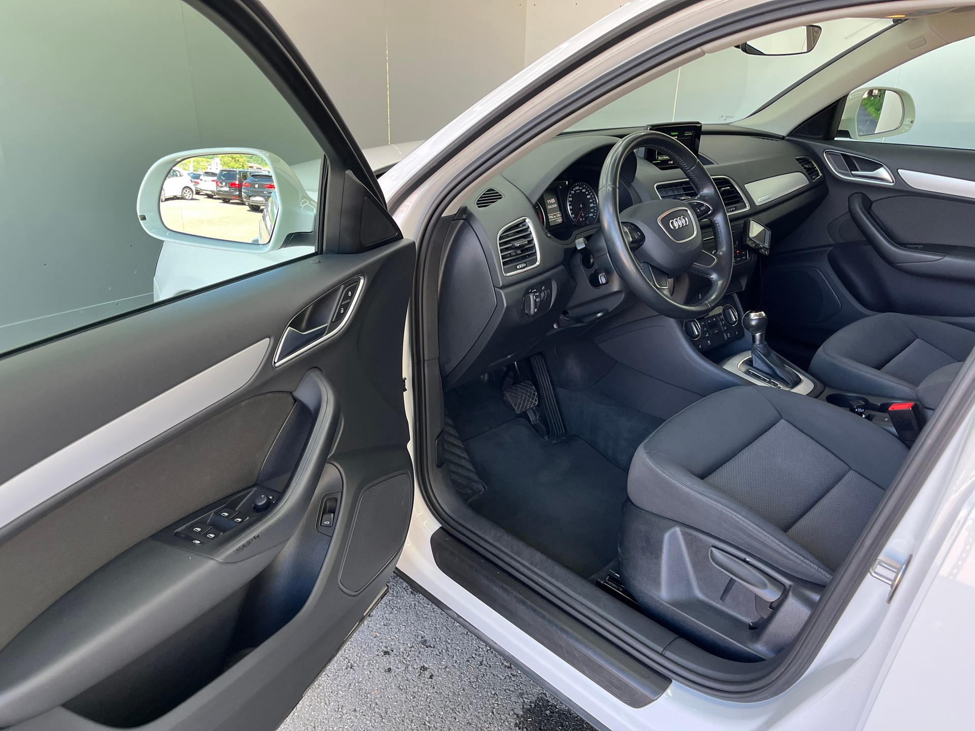 AUDI Q3 2.0 TFSI quattro S-tronic-image-6