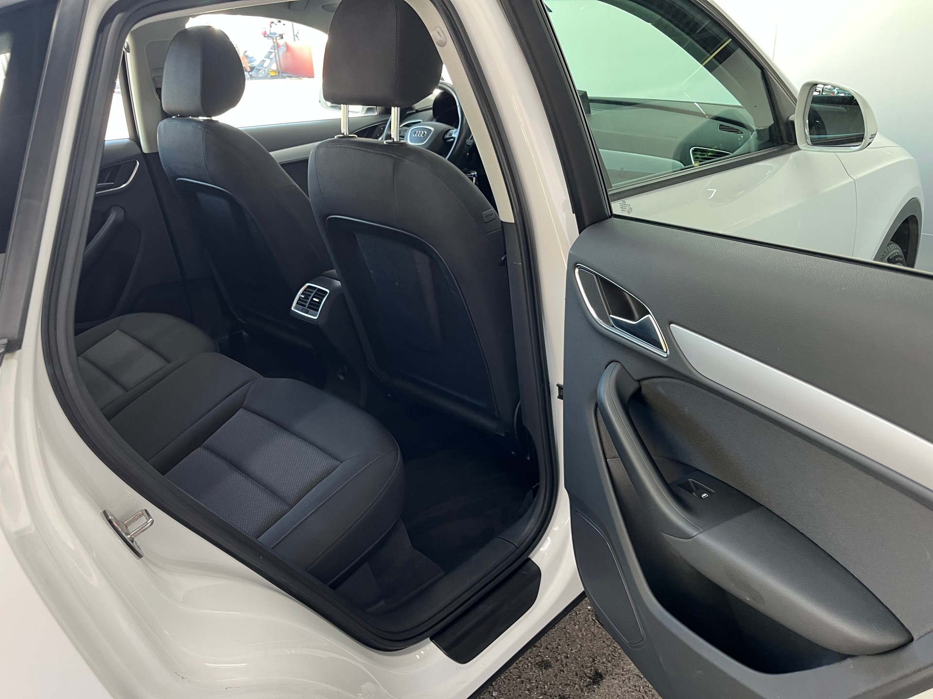 AUDI Q3 2.0 TFSI quattro S-tronic-image-9