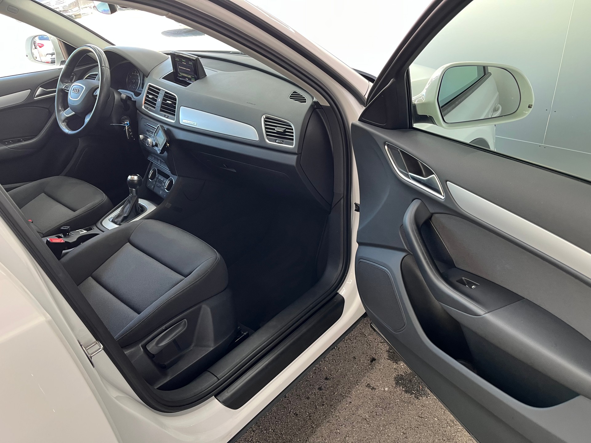 AUDI Q3 2.0 TFSI quattro S-tronic-image-8