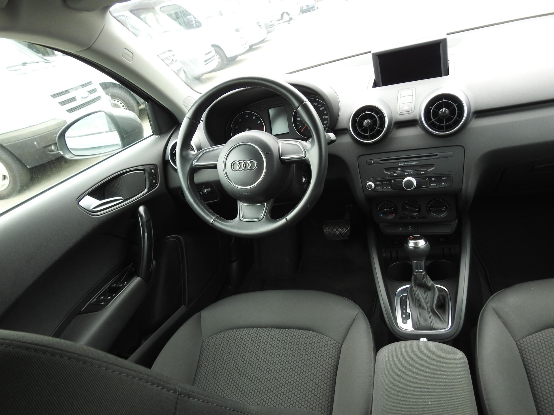 AUDI A1 Sportback 1.4 TFSI Attraction S-tronic-image-18