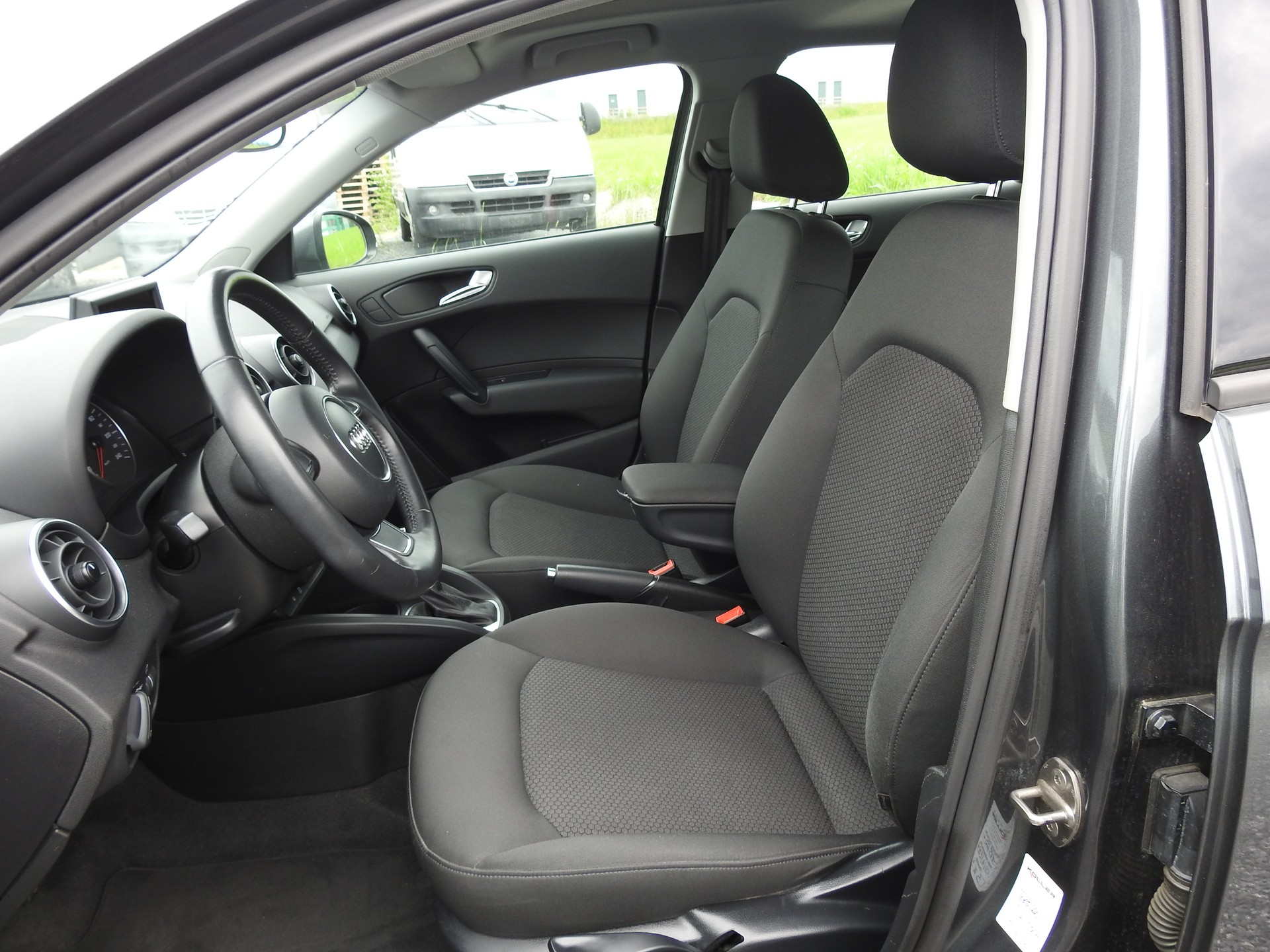AUDI A1 Sportback 1.4 TFSI Attraction S-tronic-image-12