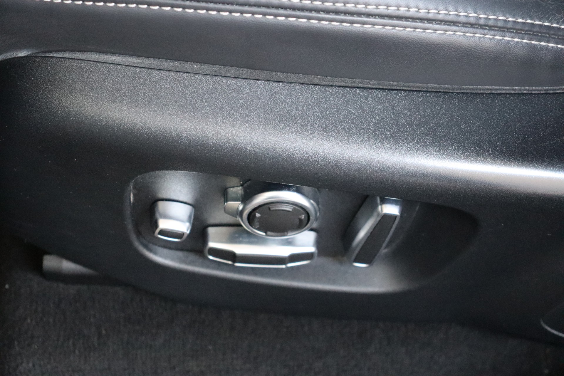 LAND ROVER Range Rover Velar R-Dynamic D 300 S Automatic-image-18