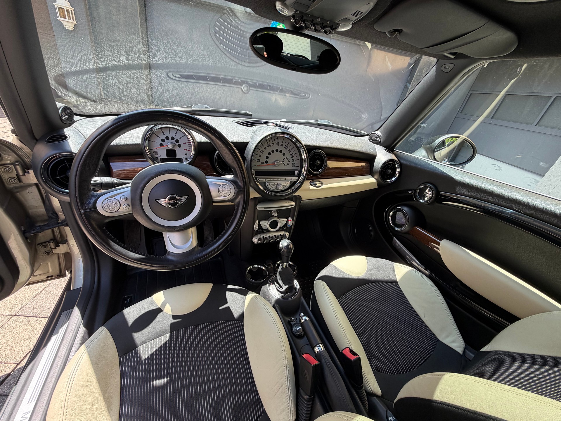 MINI 1.6i Cooper-image-4