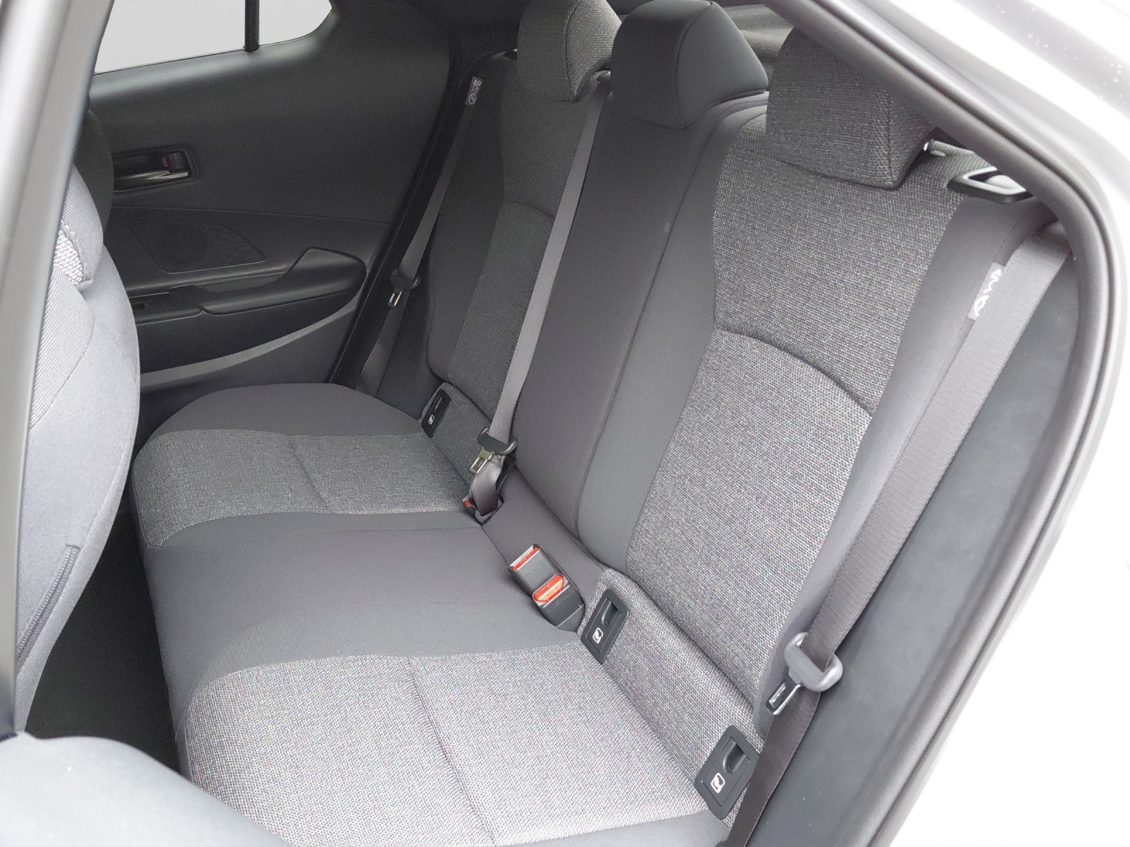 TOYOTA C-HR 2.0 HEV Swiss Edition 4x4-image-12