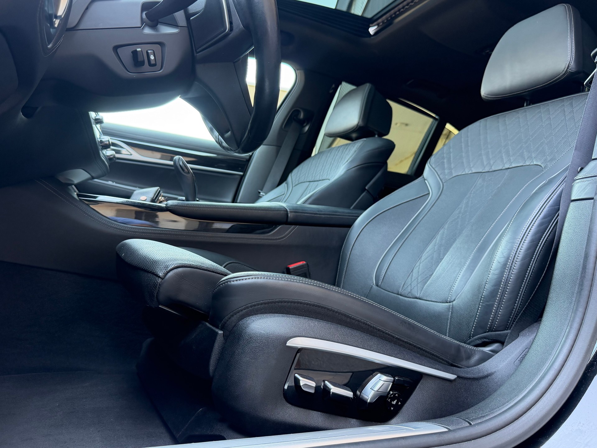 BMW 750i xDrive Steptronic-image-7