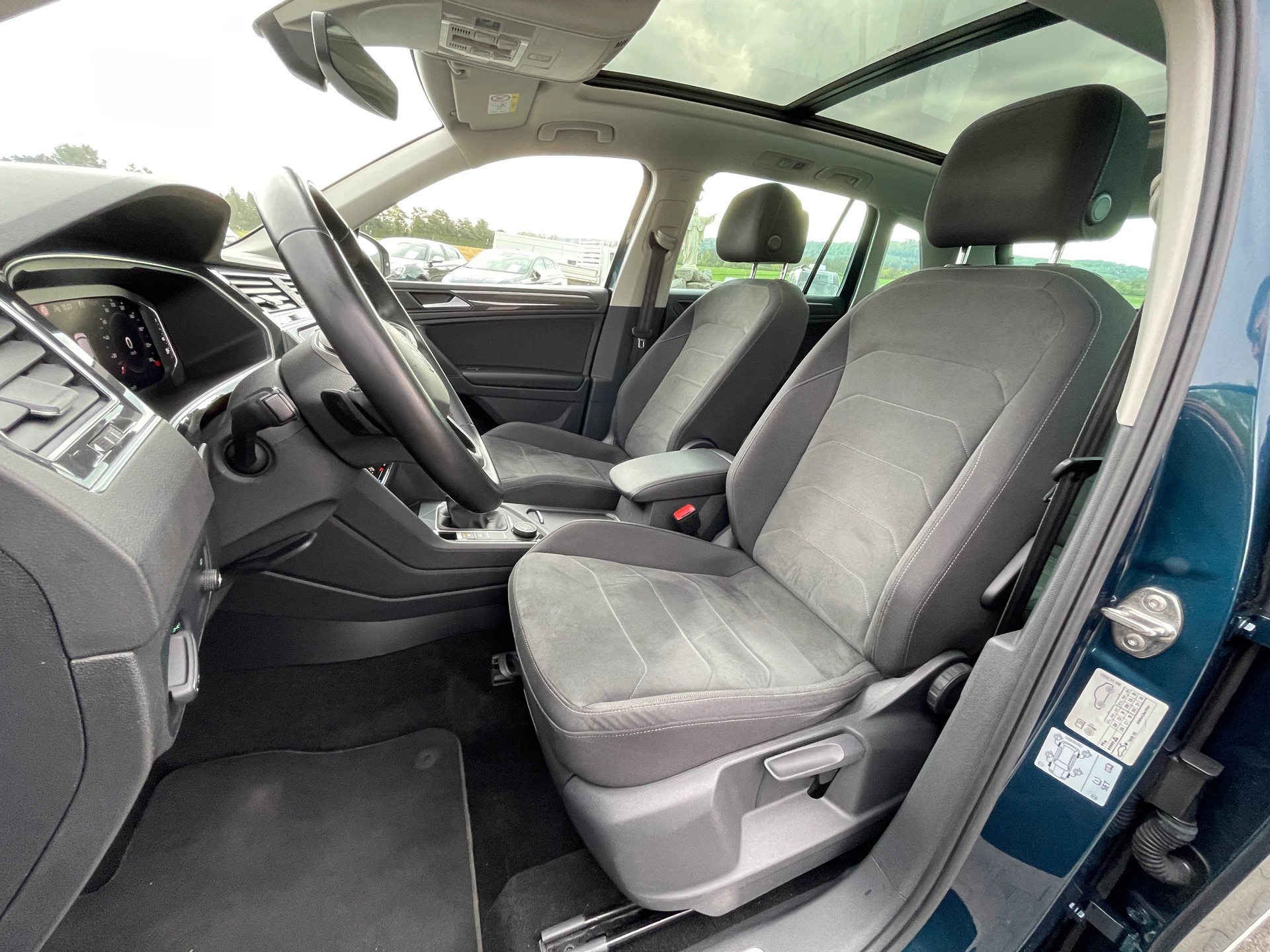 VW Tiguan 2.0 TDI SCR Elegance 4Motion DSG-image-11