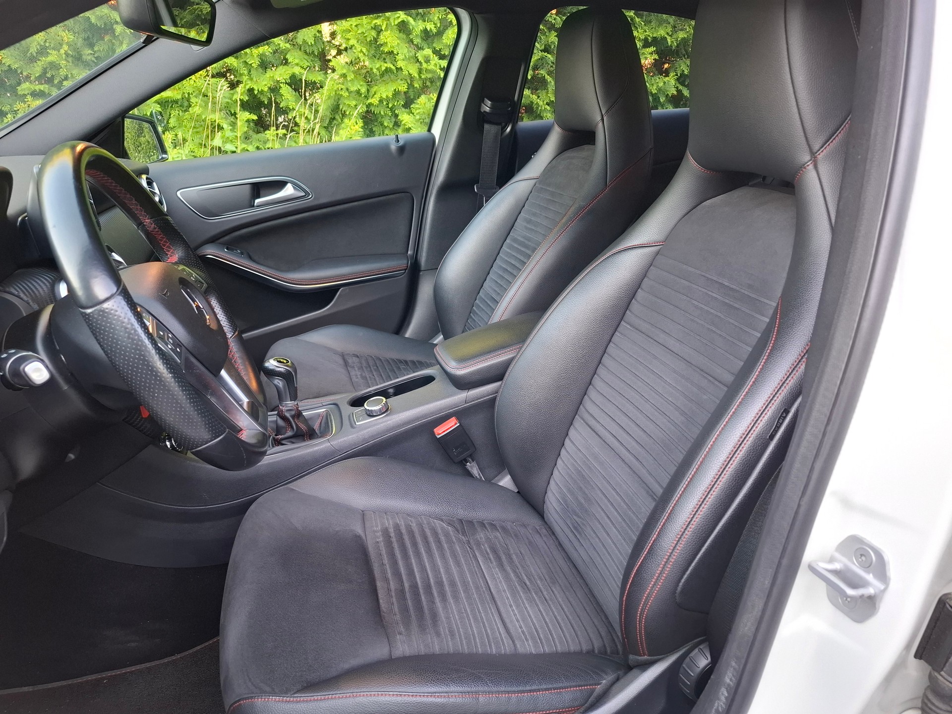 MERCEDES-BENZ A 180 AMG Line-image-14