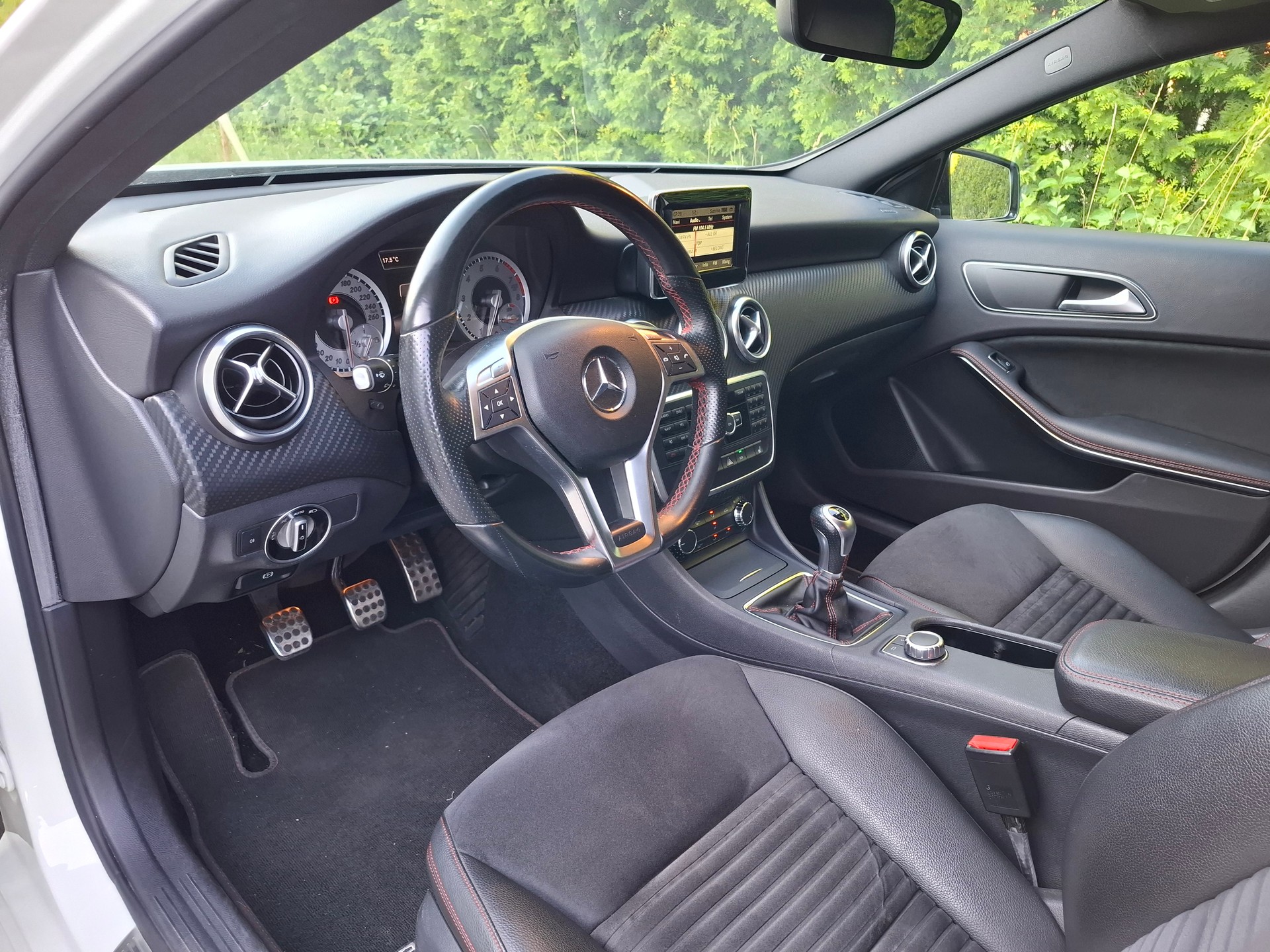 MERCEDES-BENZ A 180 AMG Line-image-13