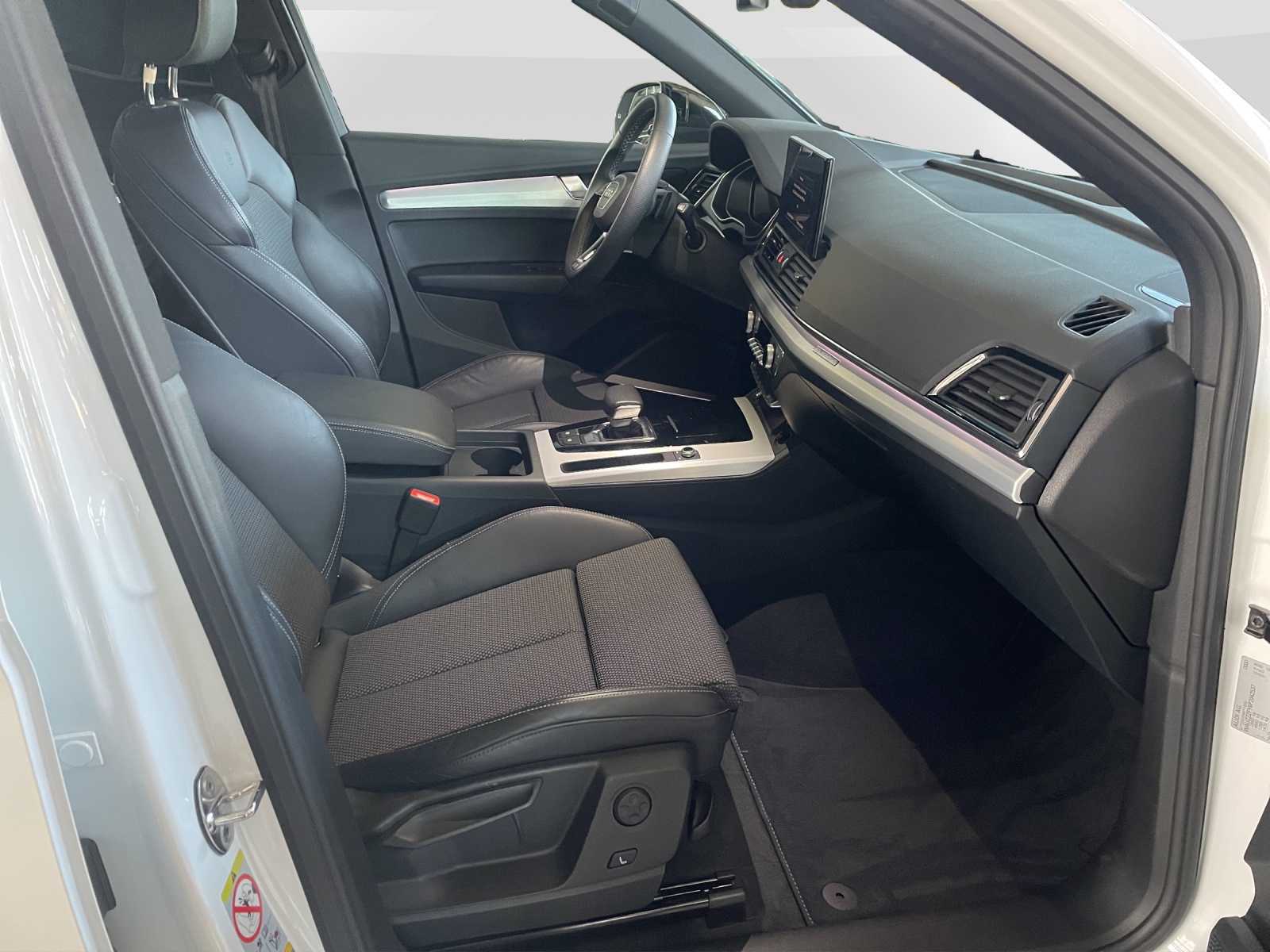 AUDI Q5 2.0 50 TFSI e S Line quattro S-Tronic-image-8
