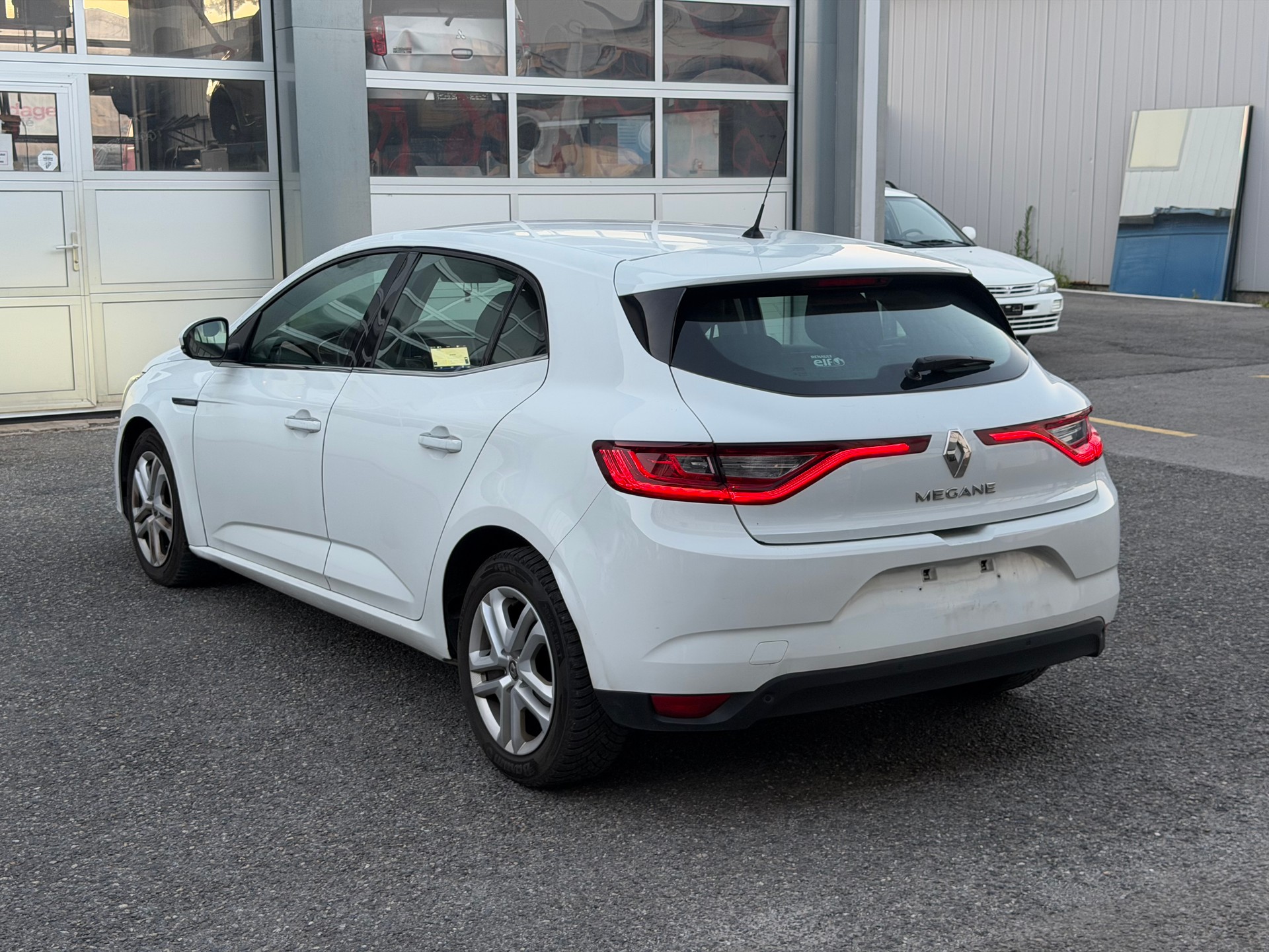 RENAULT Mégane 1.5 dCi Zen EDC-image-5