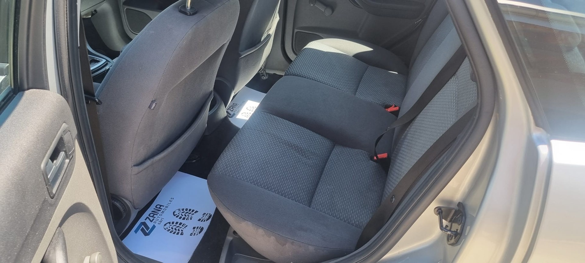 FORD Focus 1.6i Carving Automatic-image-9