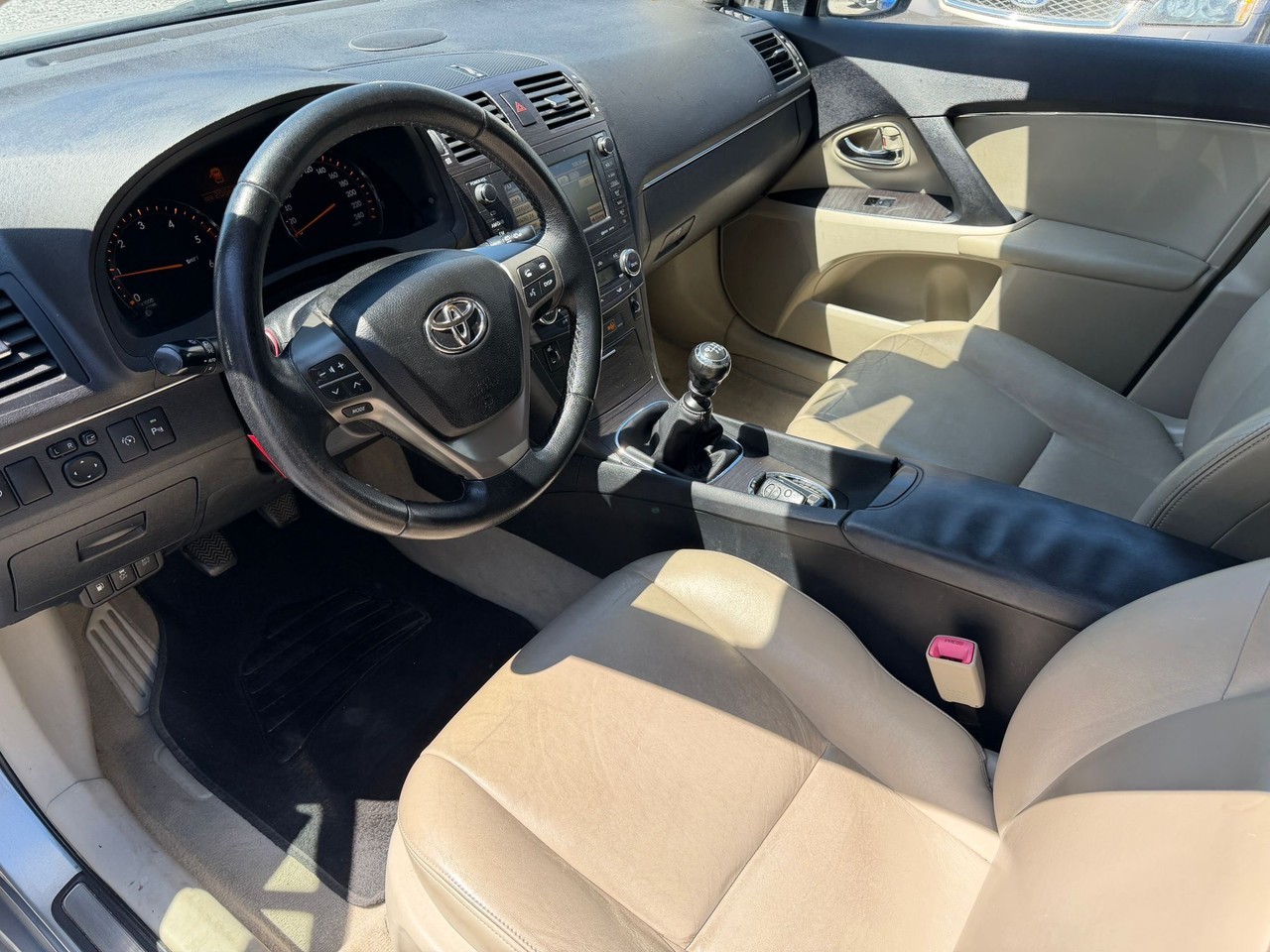 TOYOTA Avensis Sportswagon 2.2D-CAT Linea Sol Premium-image-5
