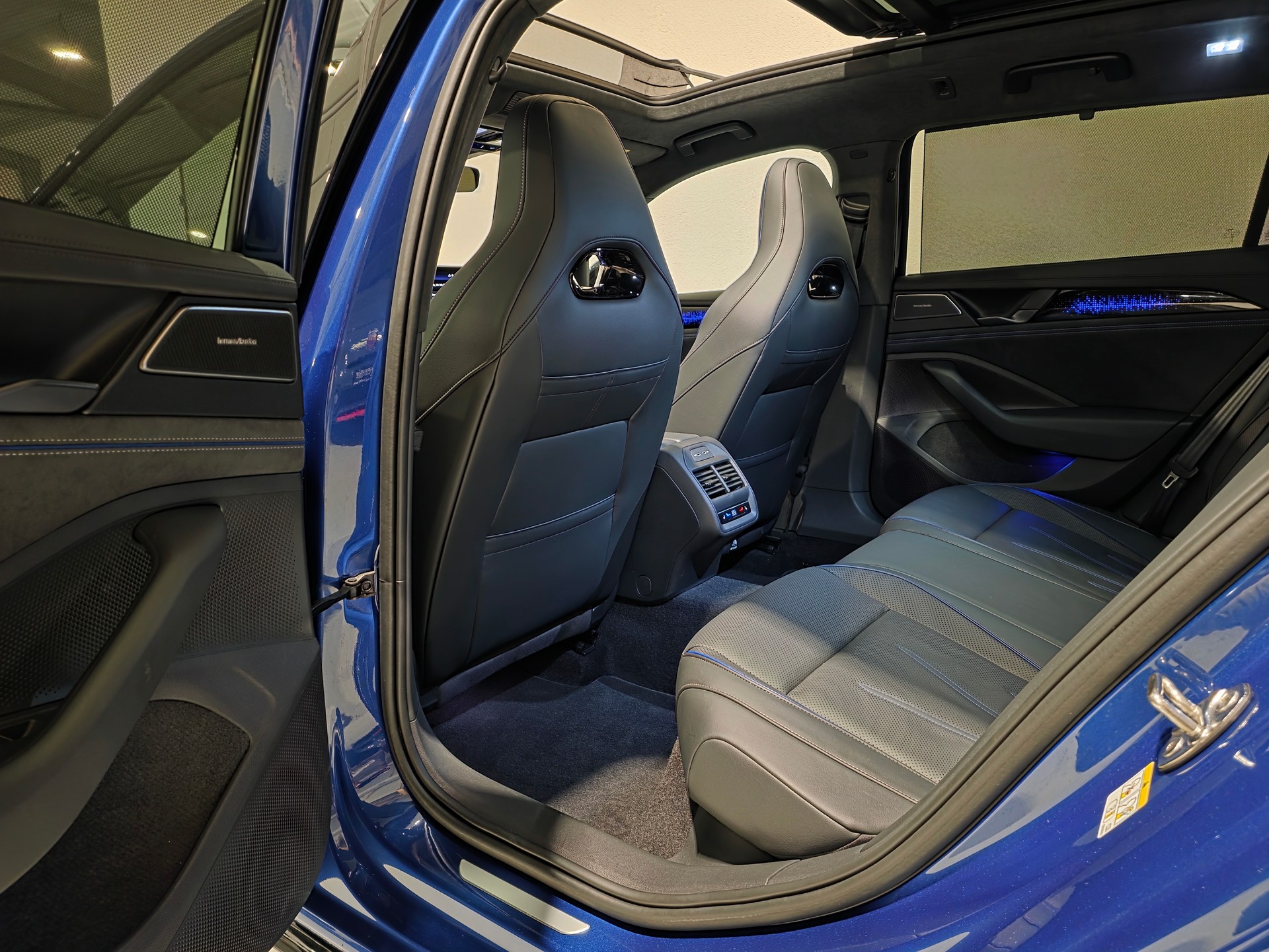 VW Passat Variant 2.0 TSI evo4 R-Line Signature Black Style 4 Motion DSG-image-16