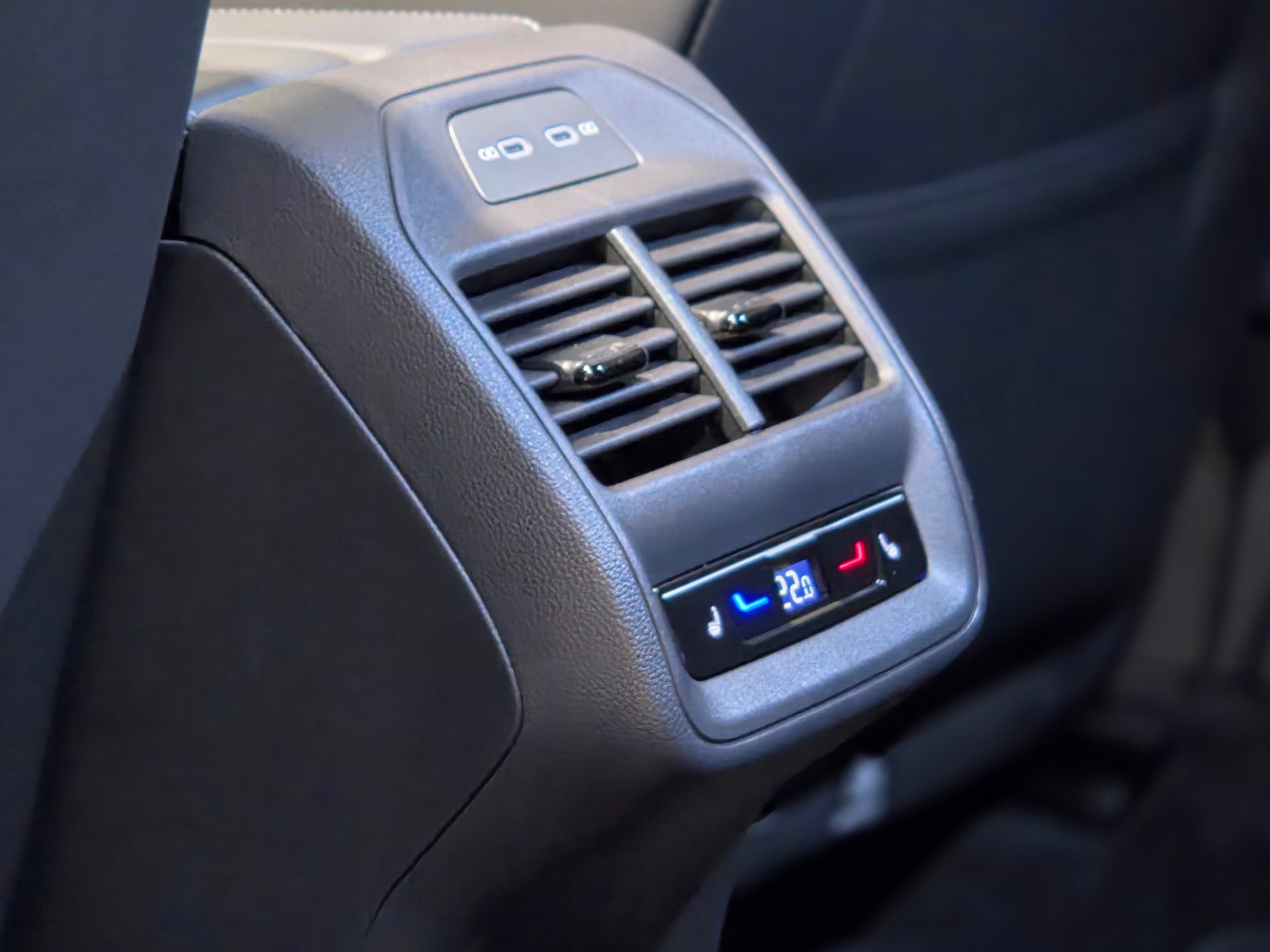 VW Passat Variant 2.0 TSI evo4 R-Line Signature Black Style 4 Motion DSG-image-17