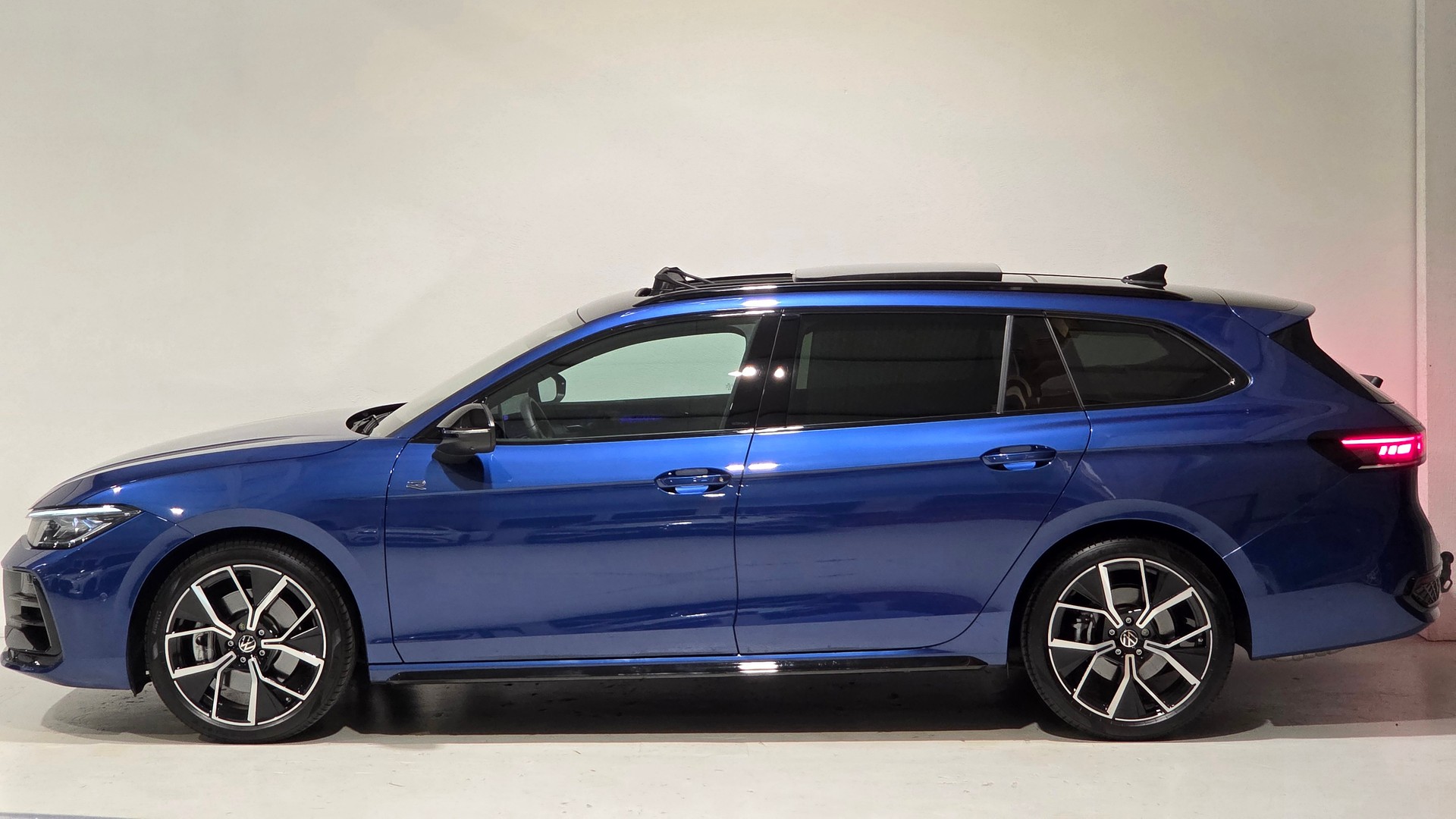 VW Passat Variant 2.0 TSI evo4 R-Line Signature Black Style 4 Motion DSG-image-1