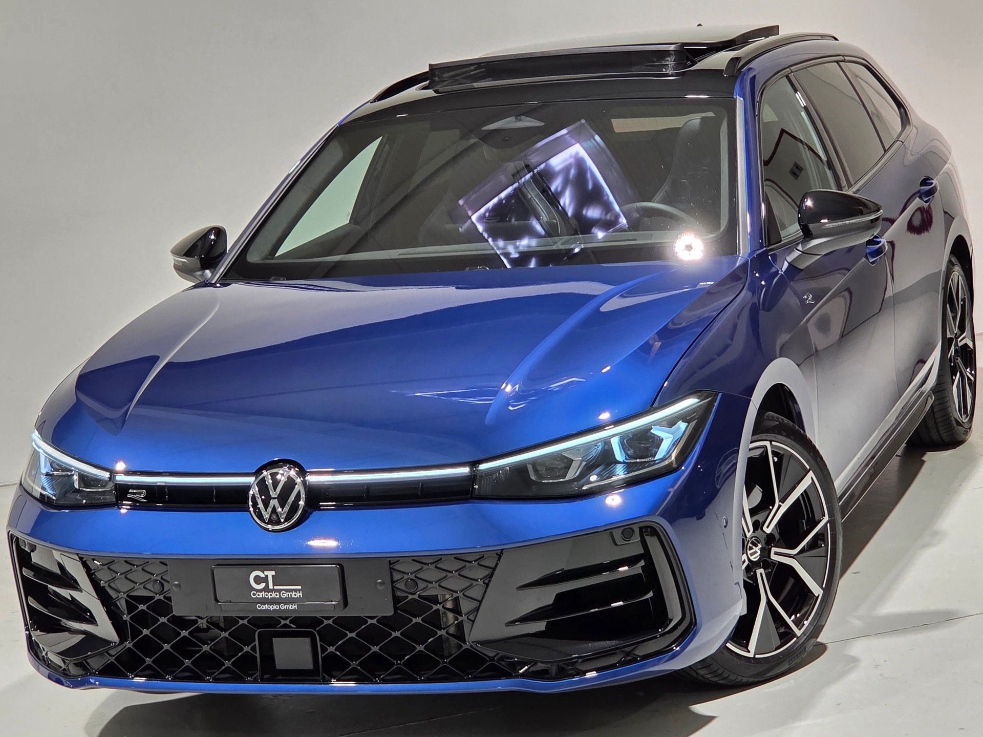 VW Passat Variant 2.0 TSI evo4 R-Line Signature Black Style 4 Motion DSG-image-0