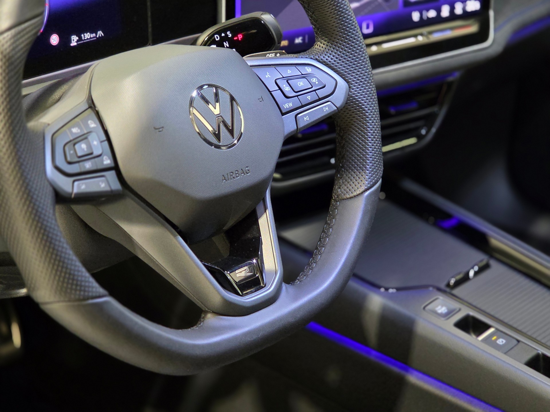 VW Passat Variant 2.0 TSI evo4 R-Line Signature Black Style 4 Motion DSG-image-7
