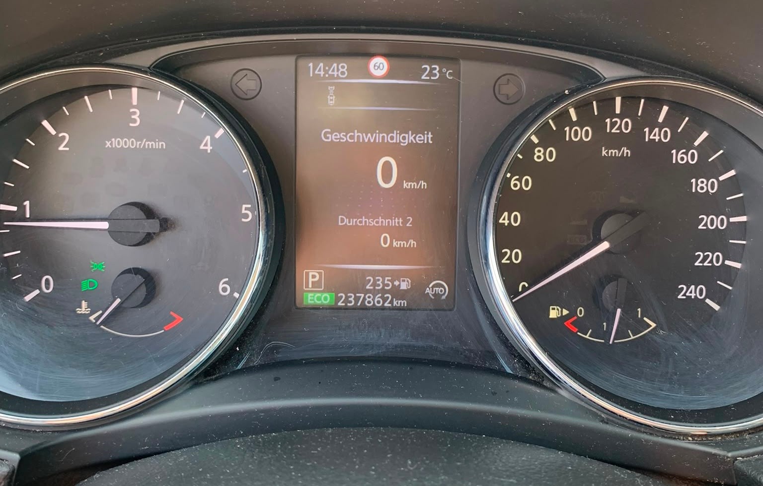 NISSAN Qashqai 1.6 dCi tekna Xtronic CVT (Klimatronik * Alufelgen * Sensoren * AHK * Multilenkrad * Navigation * BO5)-image-8