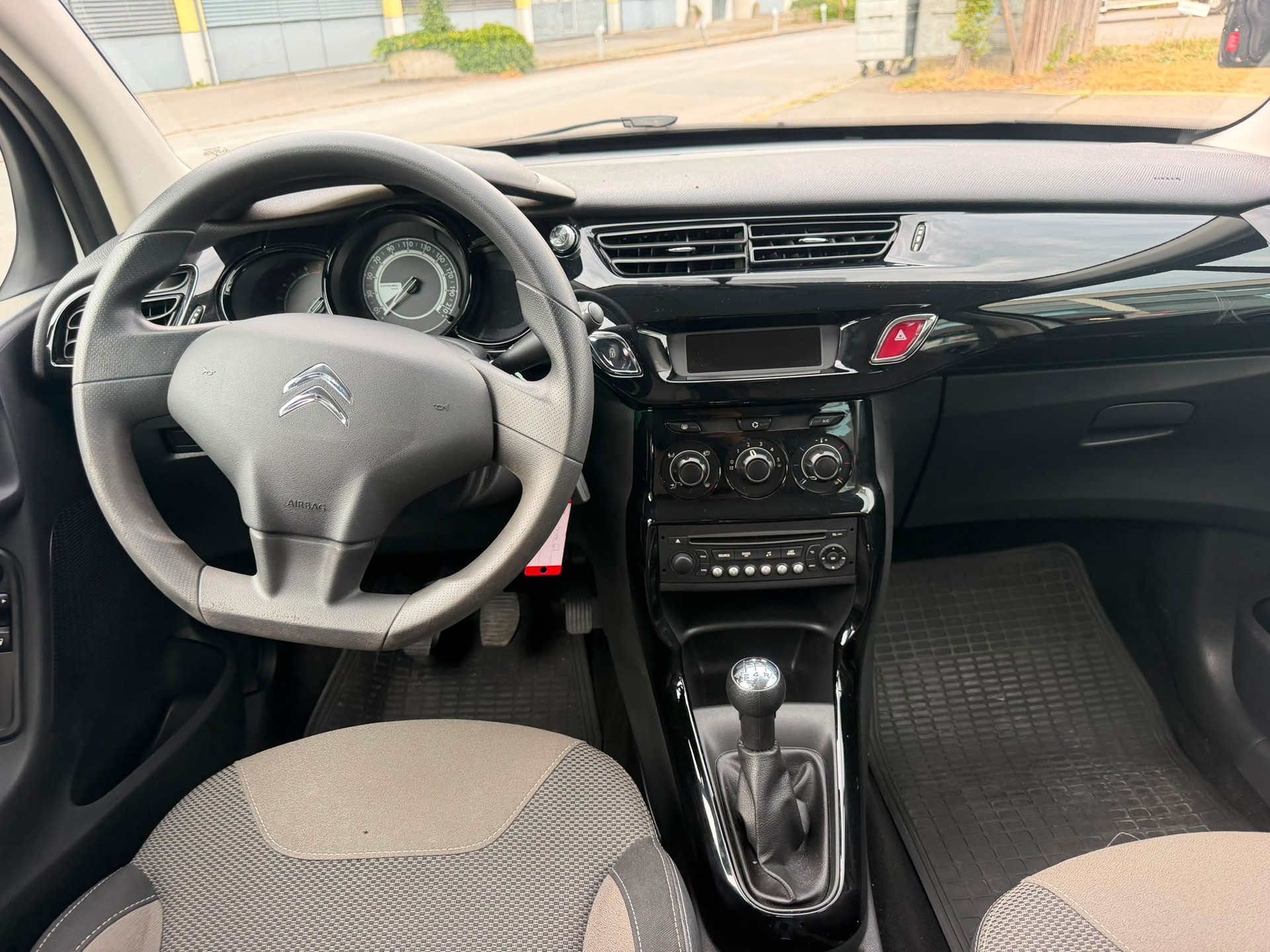 CITROEN C3 1.2i Exclusive-image-9