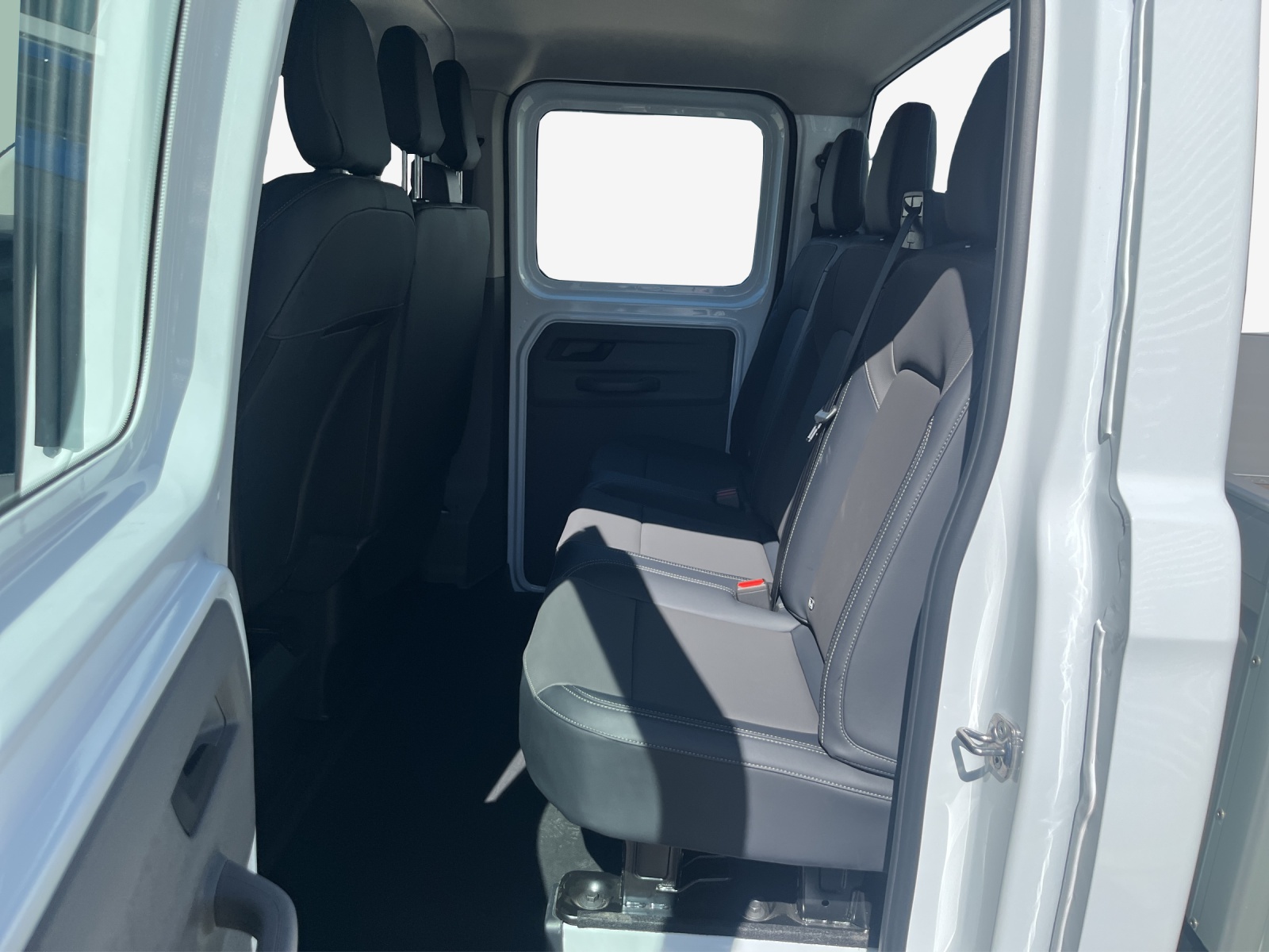 VW Transporter 2.0 TDI-image-9