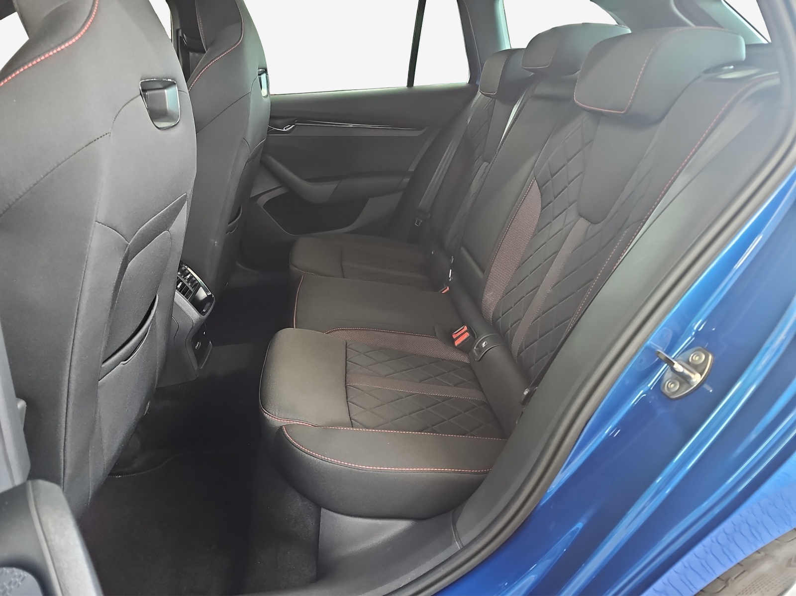 SKODA Octavia Combi 2.0 TDI DSG RS 4x4-image-11