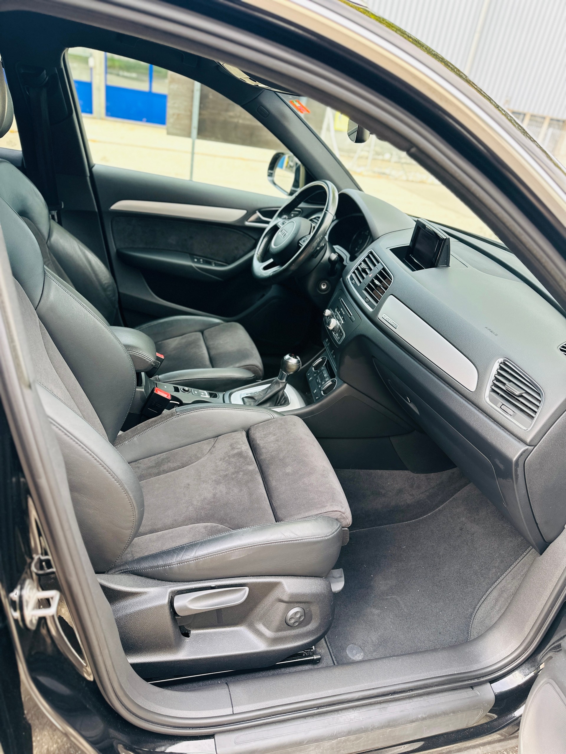 AUDI Q3 2.0 TDI quattro S-tronic-image-14