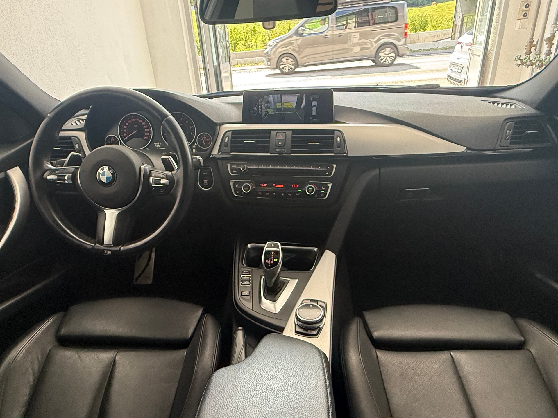 BMW 335i xDrive Touring Edition M Sport Steptronic Ab 310.- pro Monat M Paket Panoramadach-image-24