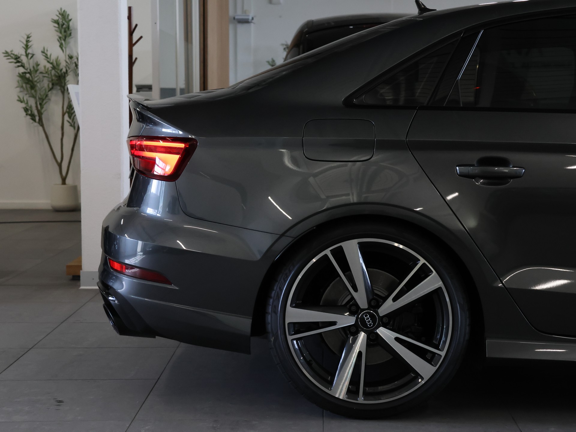 AUDI RS3 Limousine 2.5 TSI quattro S-tronic *MAGNETIC-RIDE*-image-9