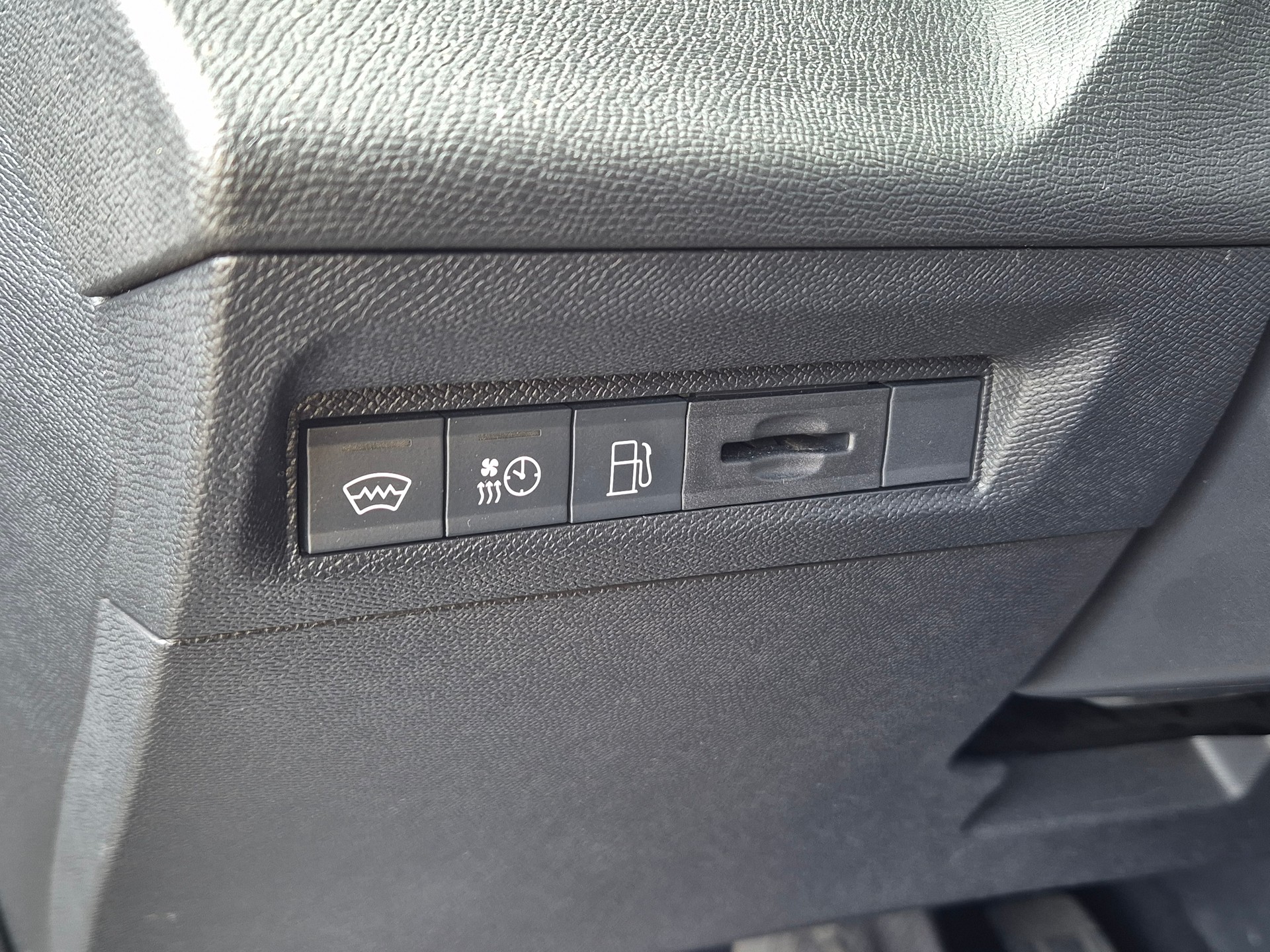 PEUGEOT 308 SW 1.6 PHEV 180 GT-image-29