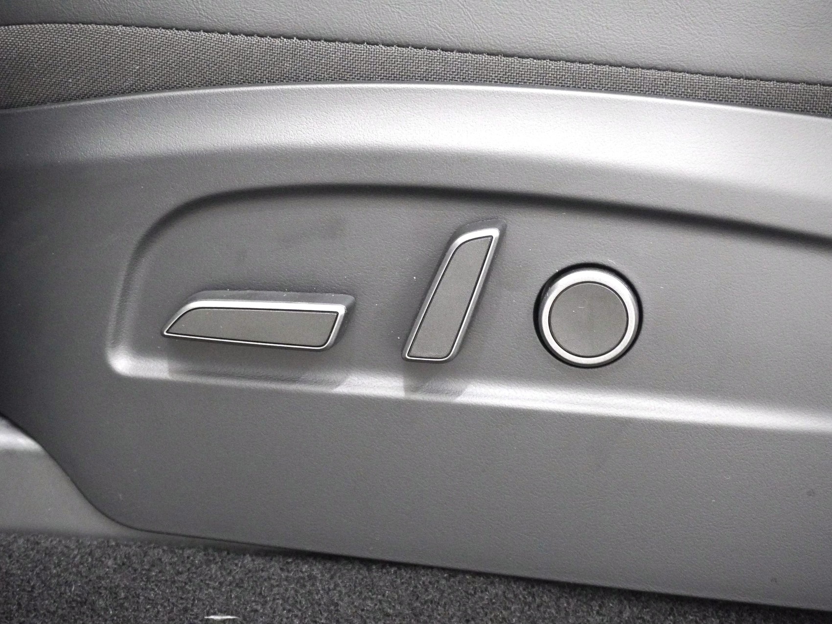 TESLA Model Y Premium AWD-image-13