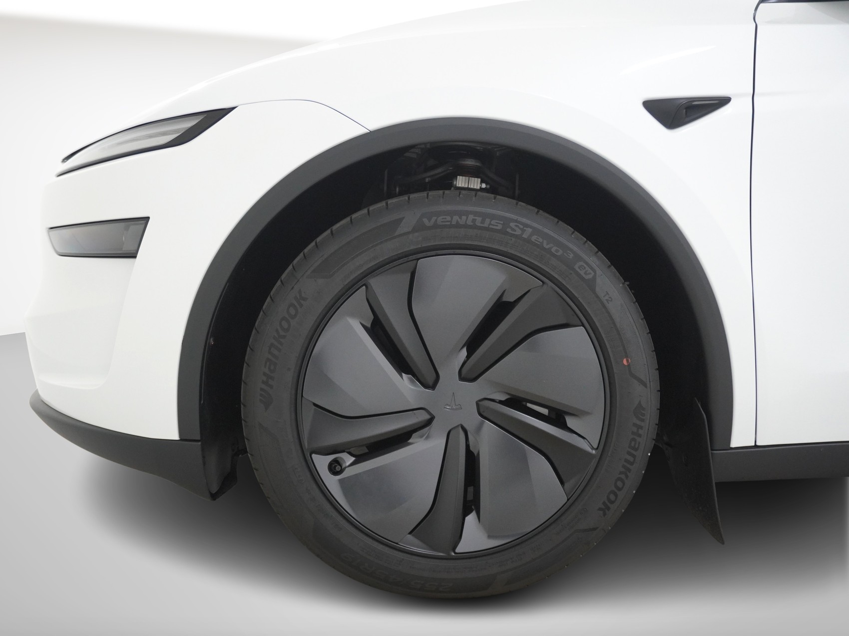 TESLA Model Y Premium AWD-image-9