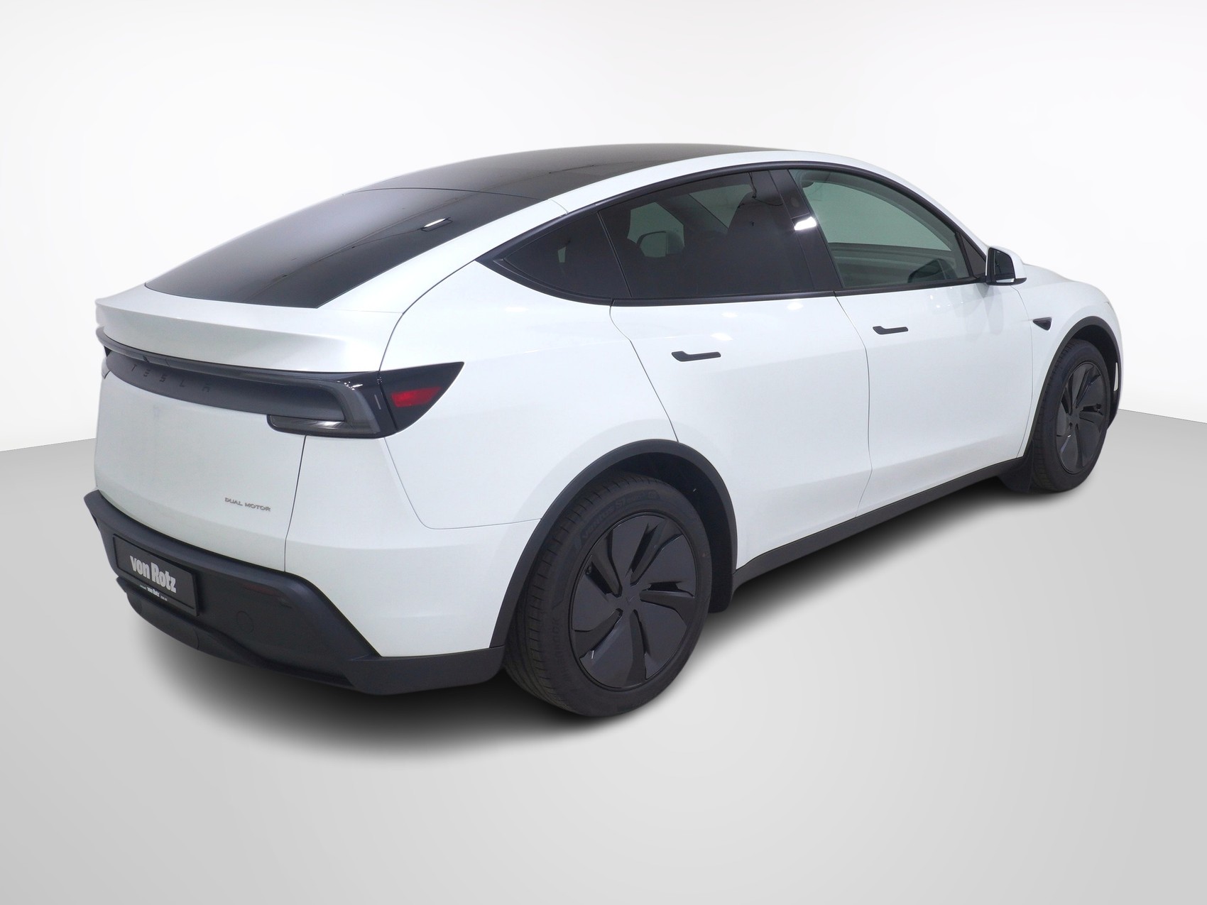 TESLA Model Y Premium AWD-image-5