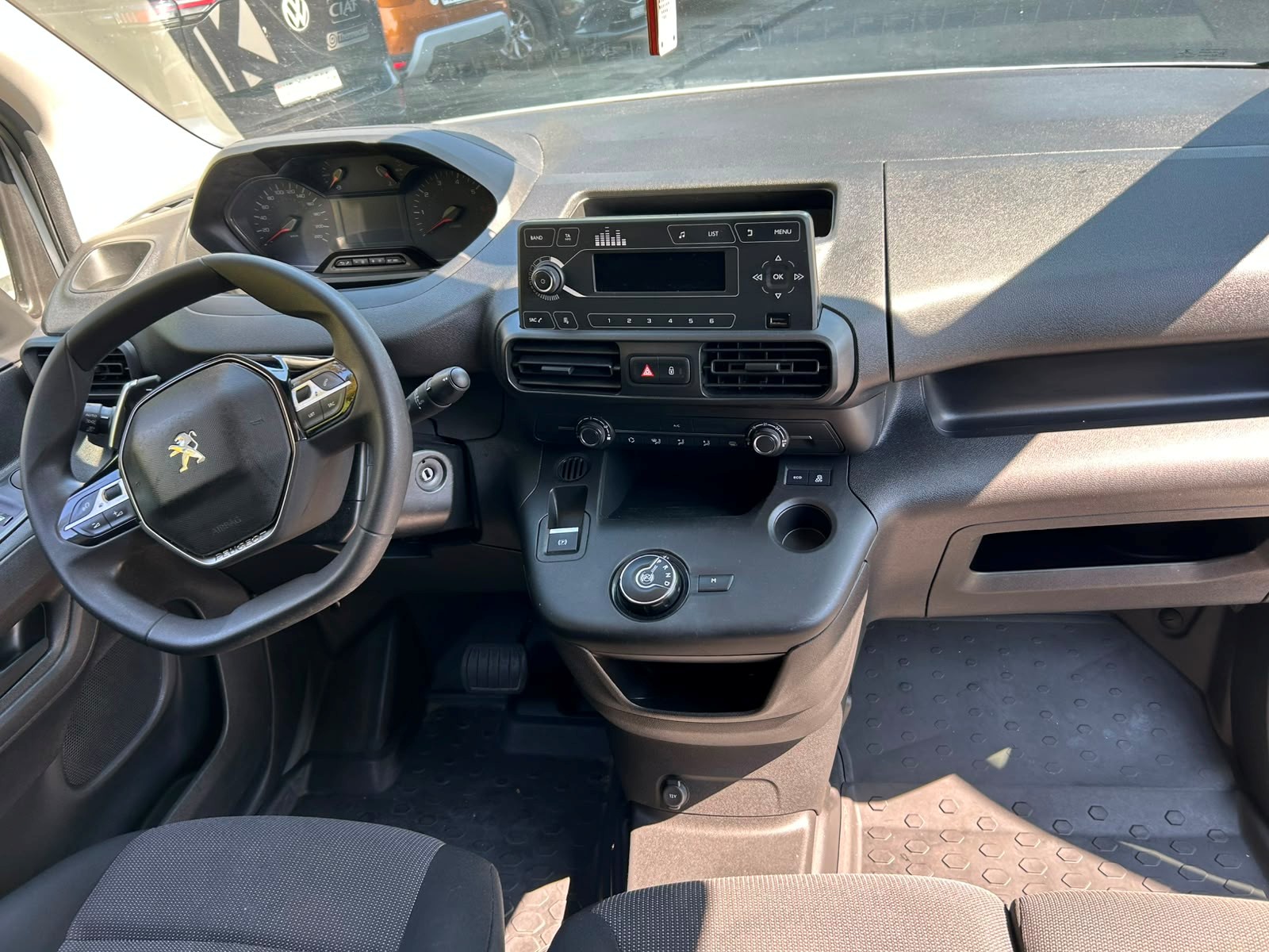 PEUGEOT 1.5 BlueHDI 130 Premium S/S-image-1