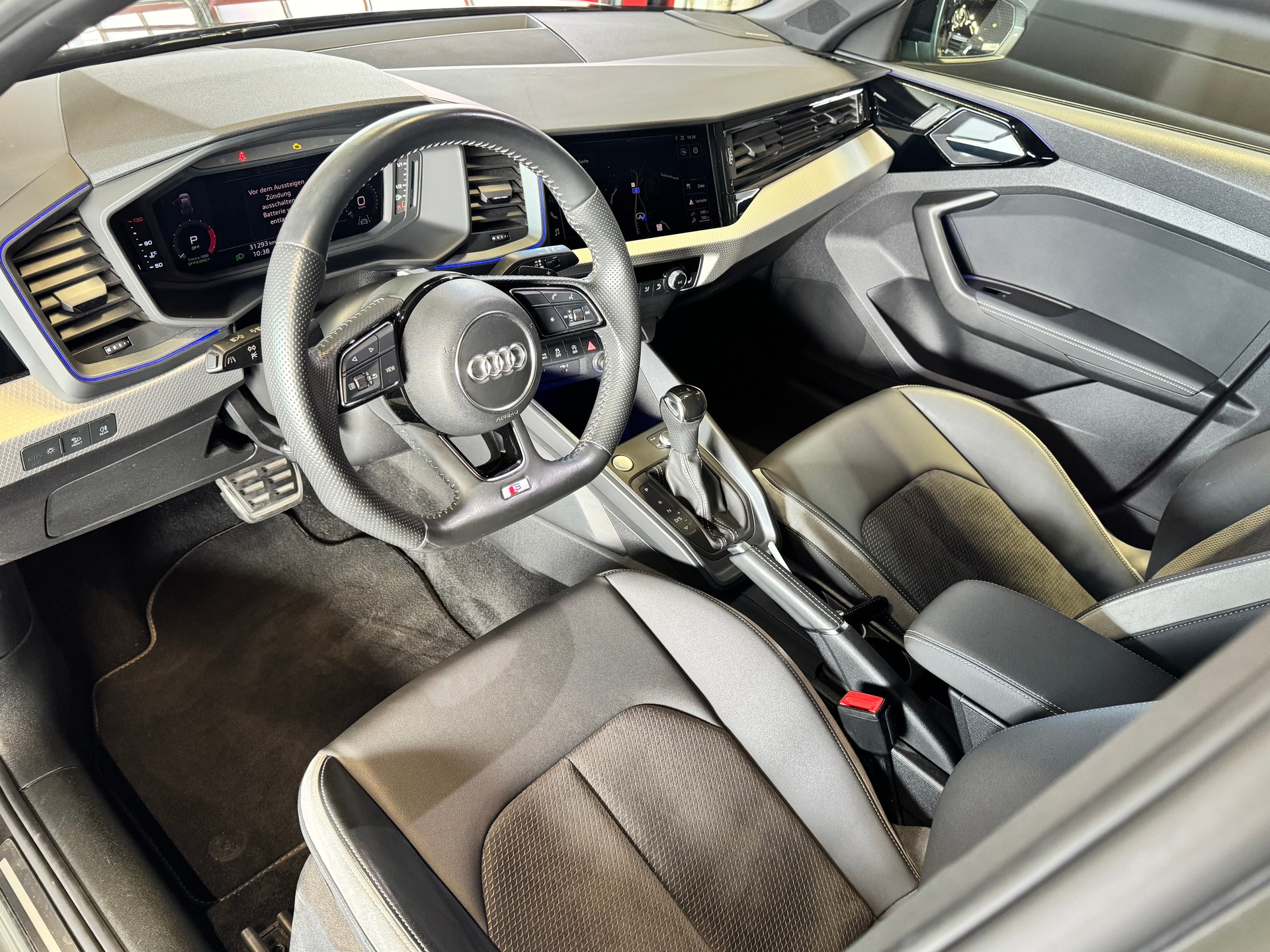 AUDI A1 Sportback 35 TFSI S Line S-tronic *GOLDEN NUGGET*-image-13