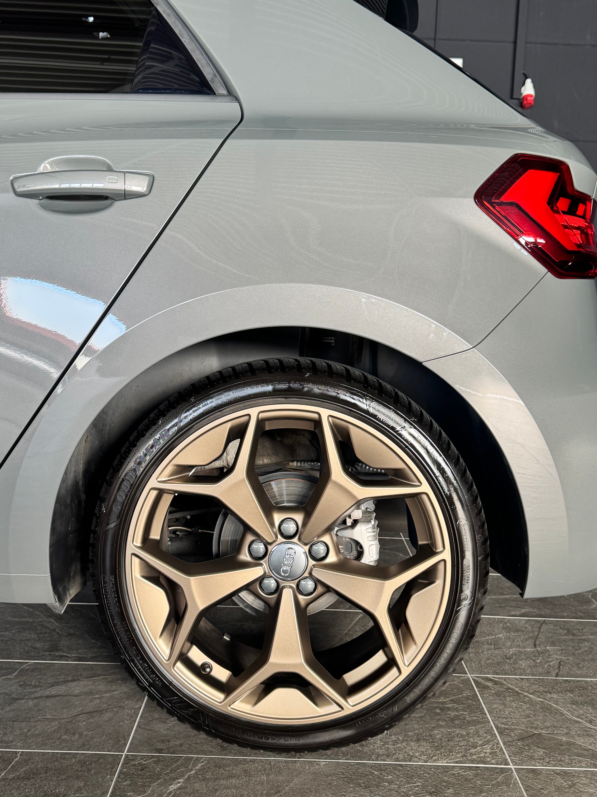 AUDI A1 Sportback 35 TFSI S Line S-tronic *GOLDEN NUGGET*-image-9