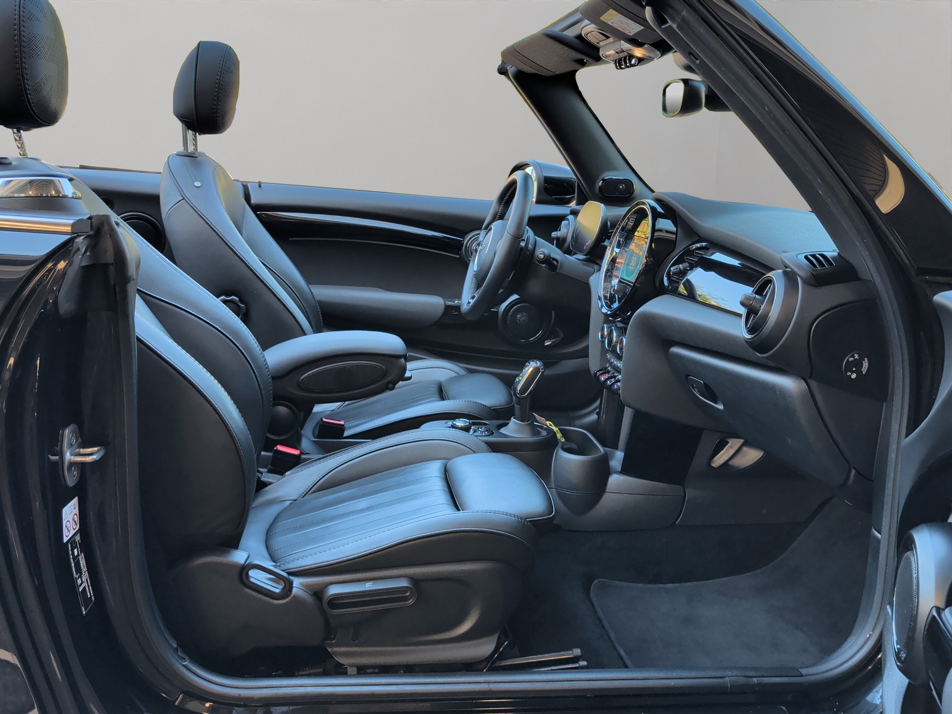 MINI Cooper John Cooper Works Cabriolet Steptronic-image-10