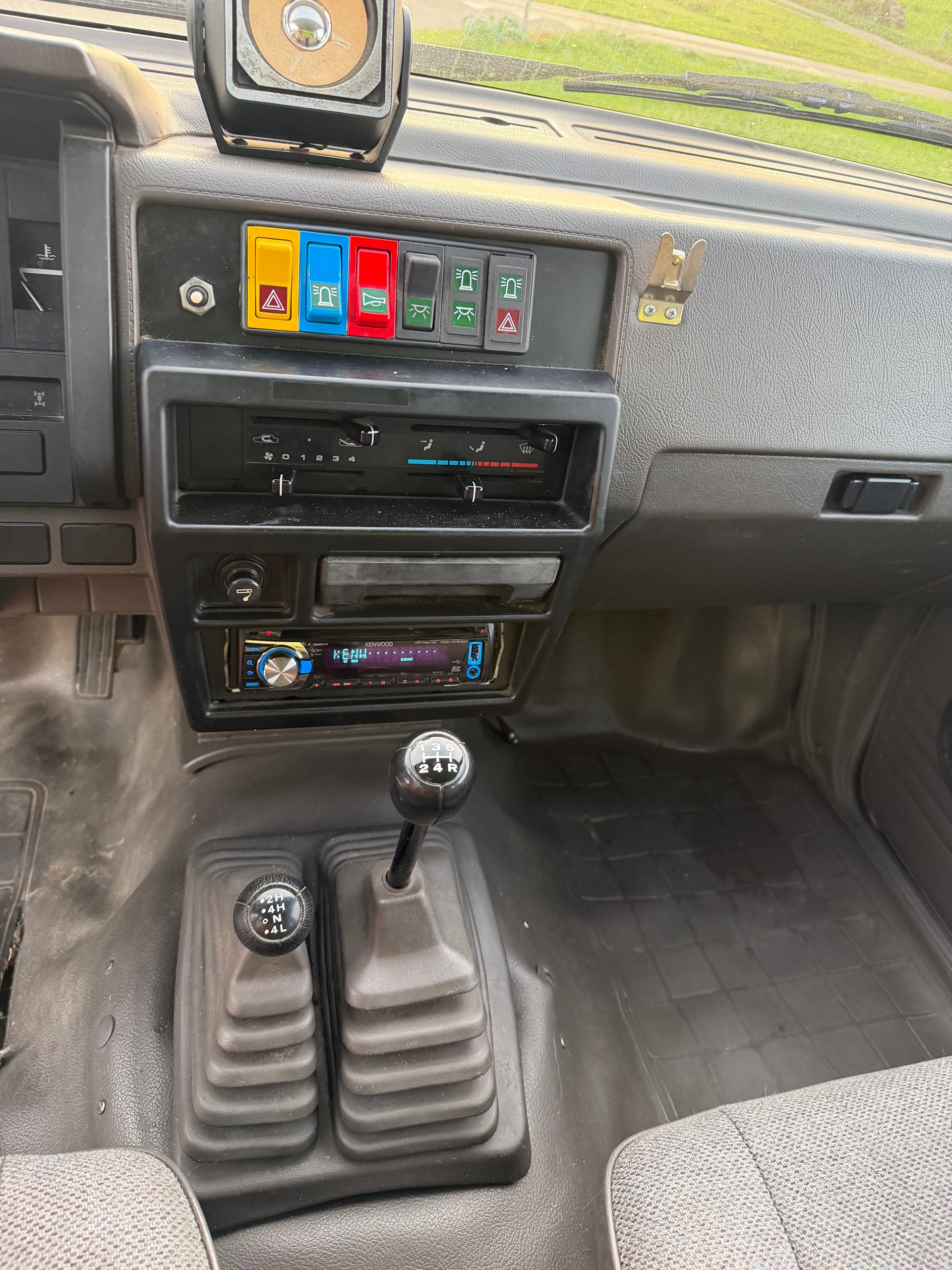 NISSAN King Cab 2.4 4x4 KNMD21-image-8