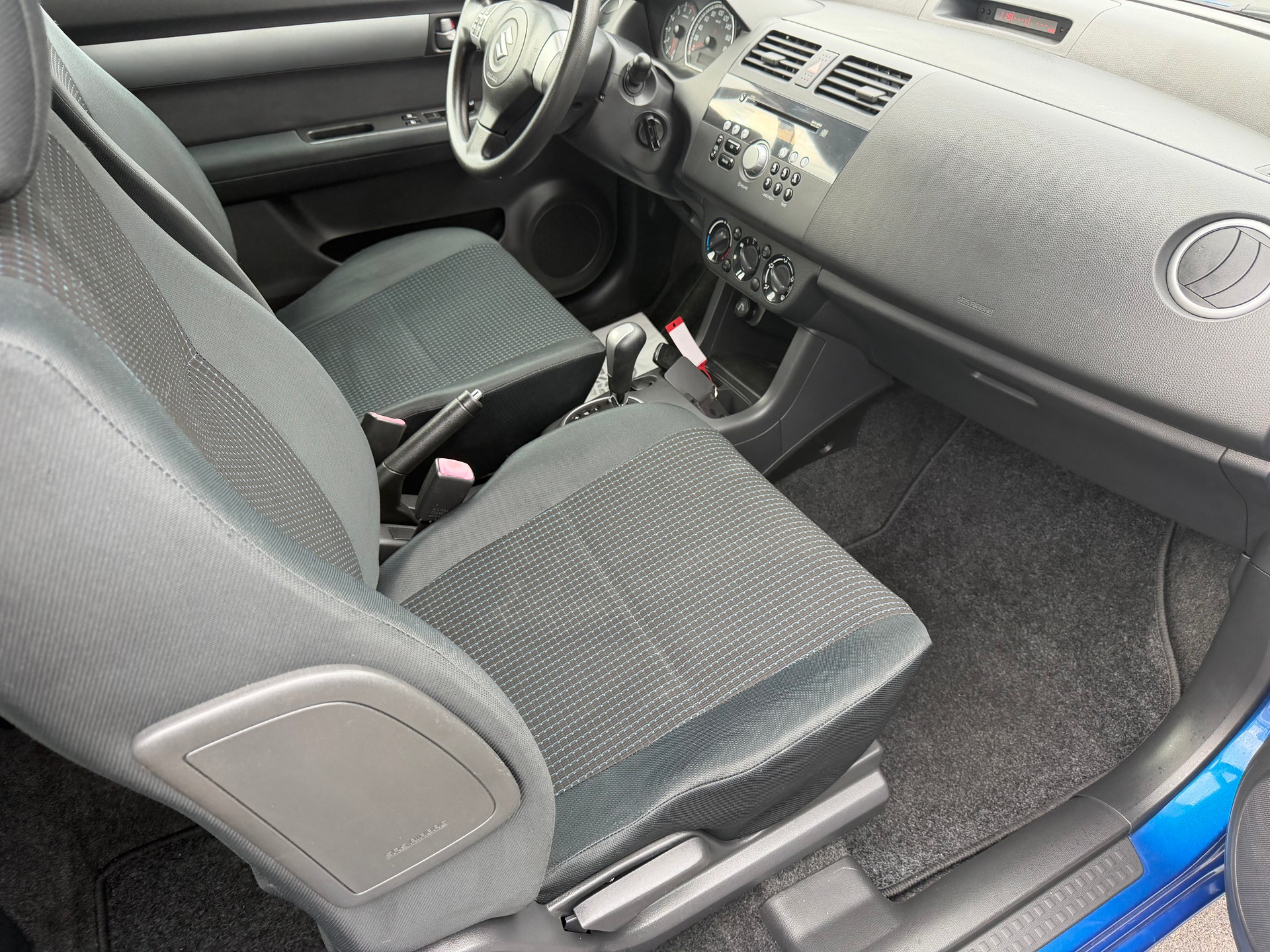 SUZUKI Swift 1.3i 16V GL-image-11