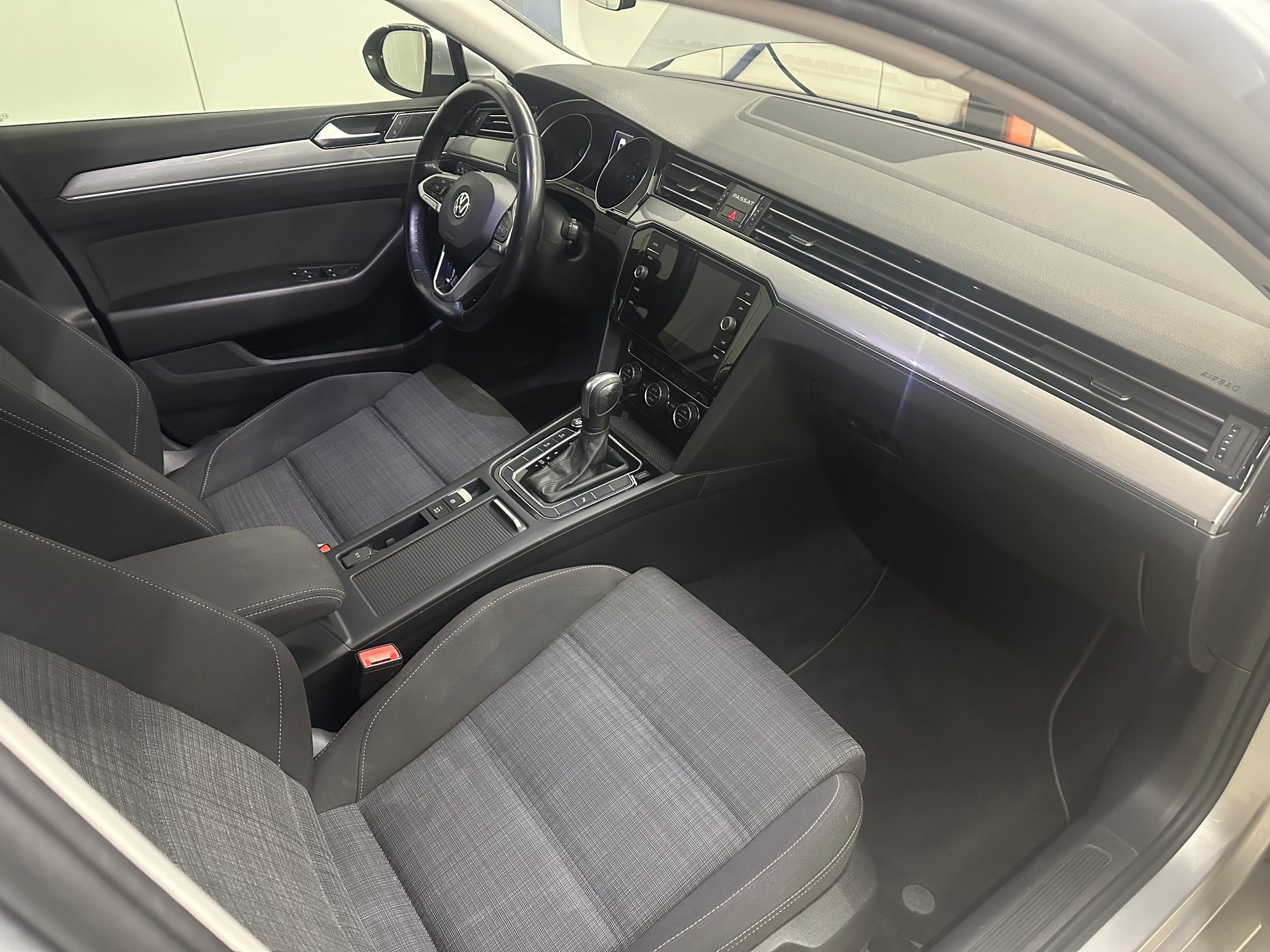 VW Passat 2.0 TDI BMT Business DSG-image-5
