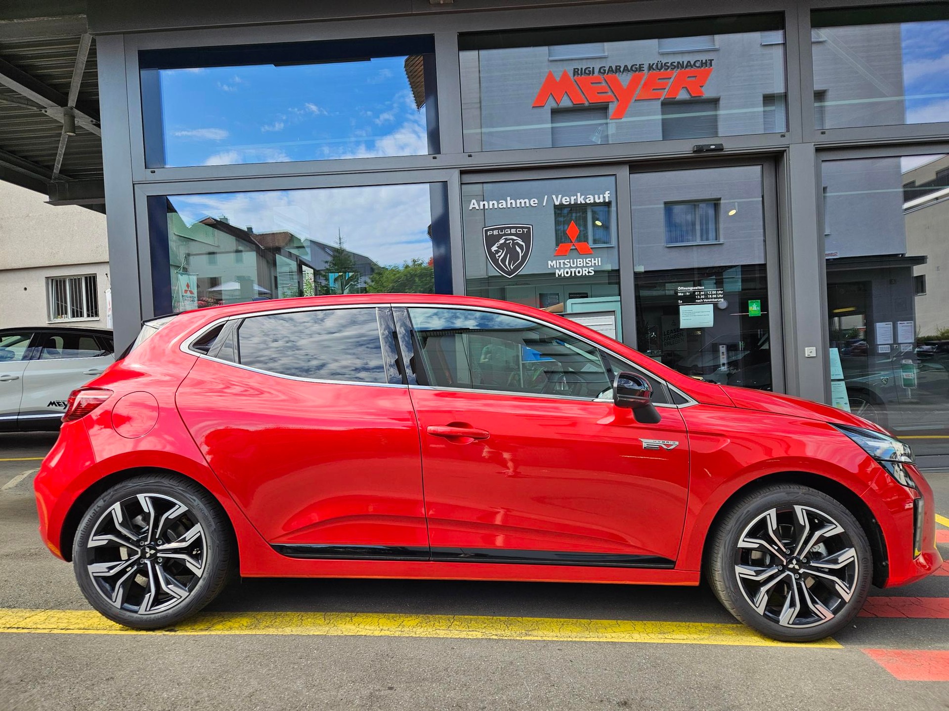 MITSUBISHI Colt 1.6 HEV Intense-showroom-element-1