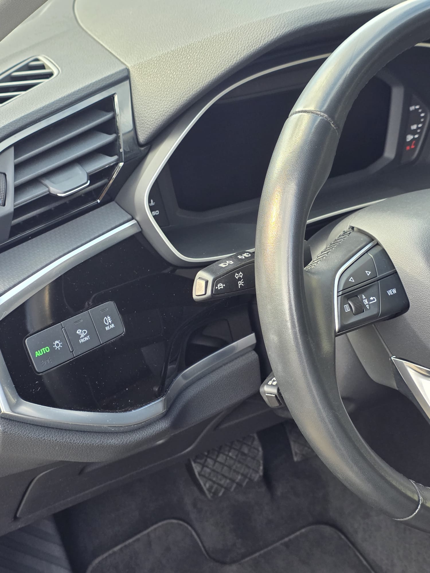 AUDI Q3 35 TDI advanced quattro S-tronic-image-9