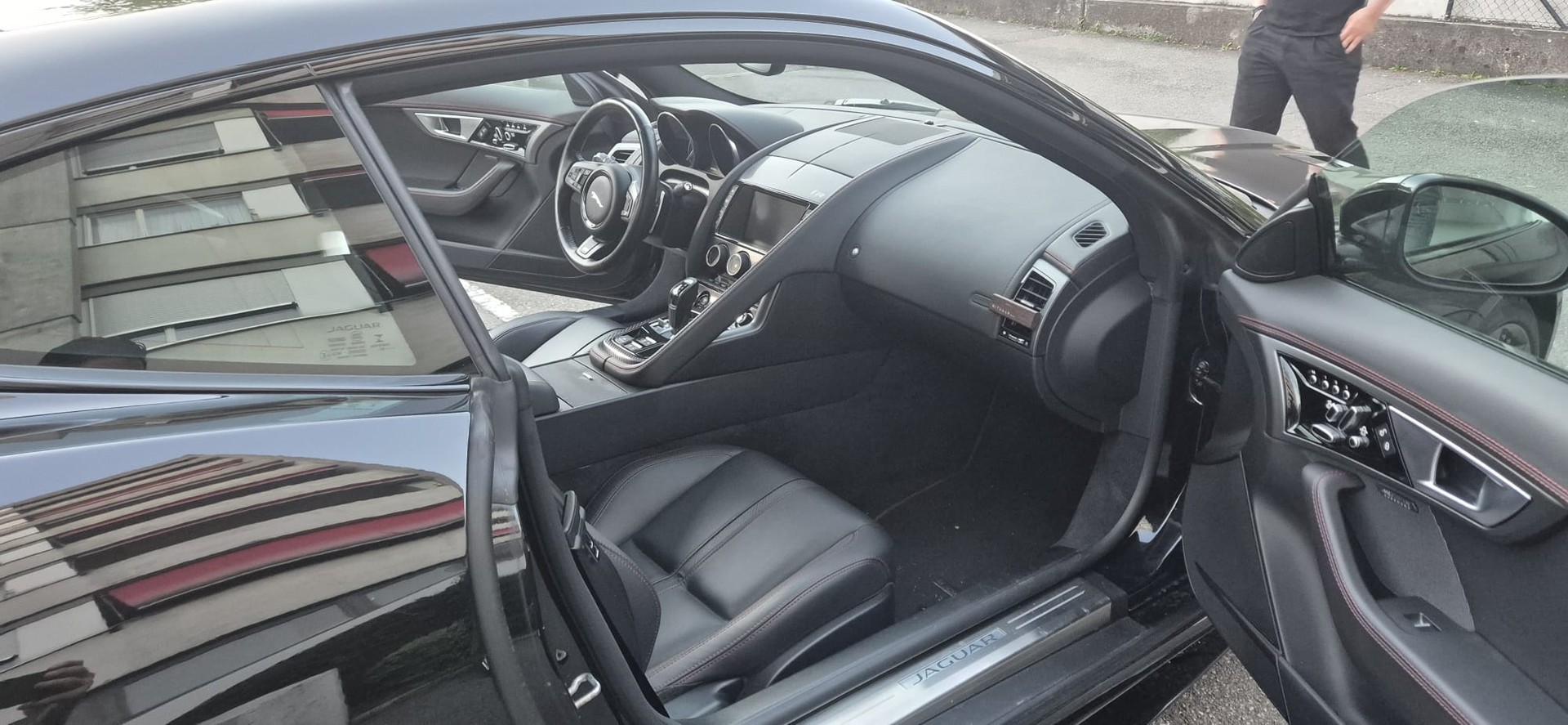 JAGUAR F-Type Coupé R 5.0 V8 S/C AWD-image-5
