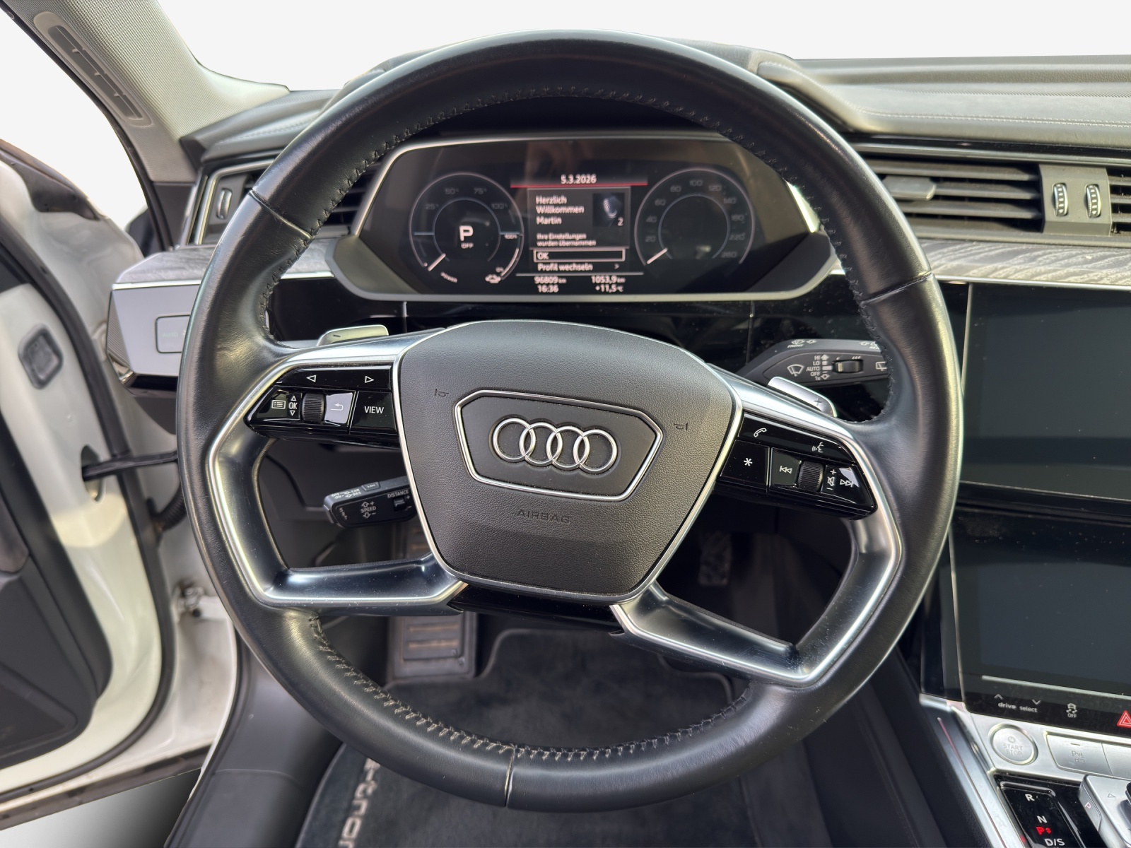 AUDI e-tron 55 Advanced quattro-image-10