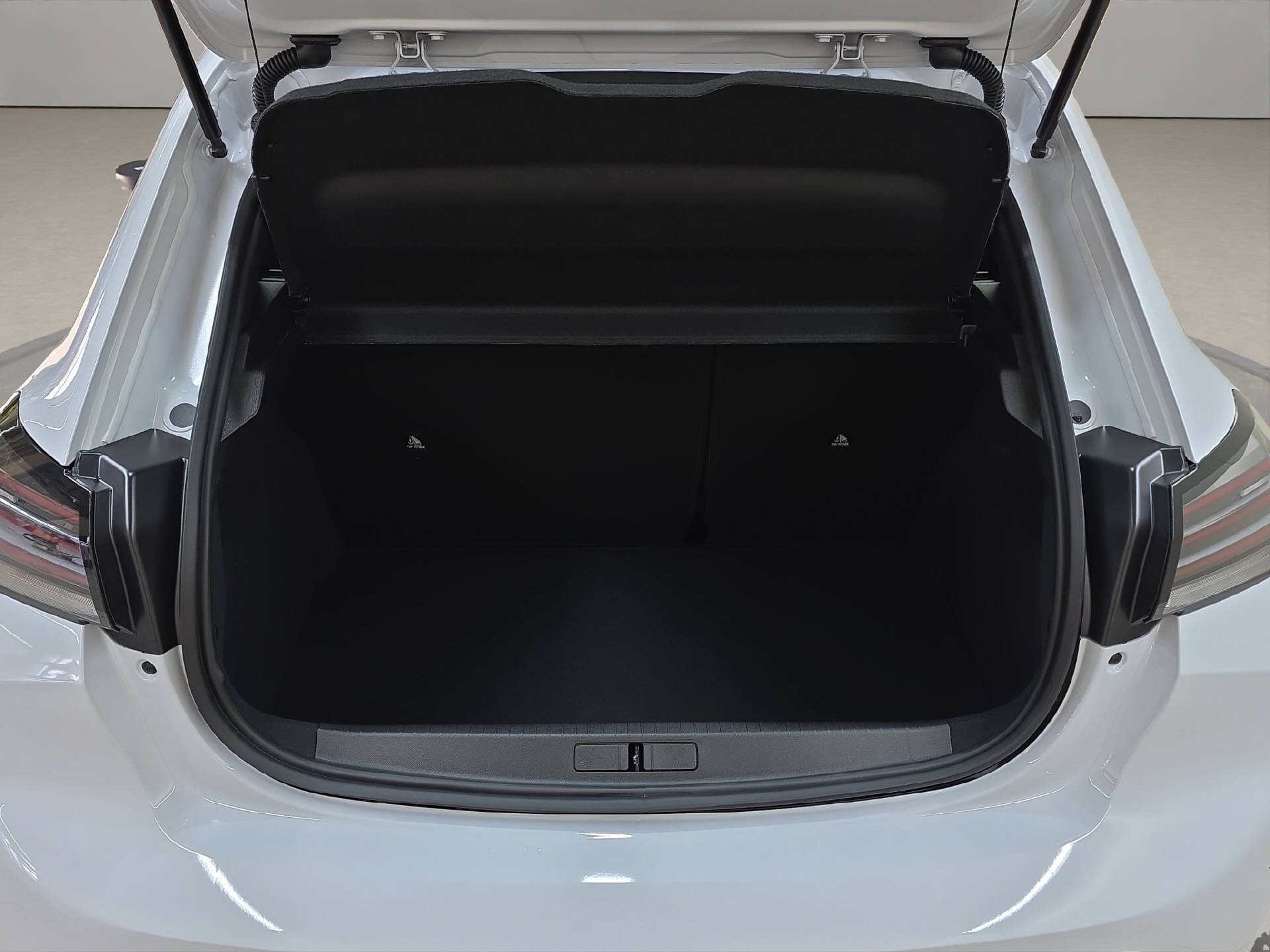 PEUGEOT E-208 136 Style-image-10