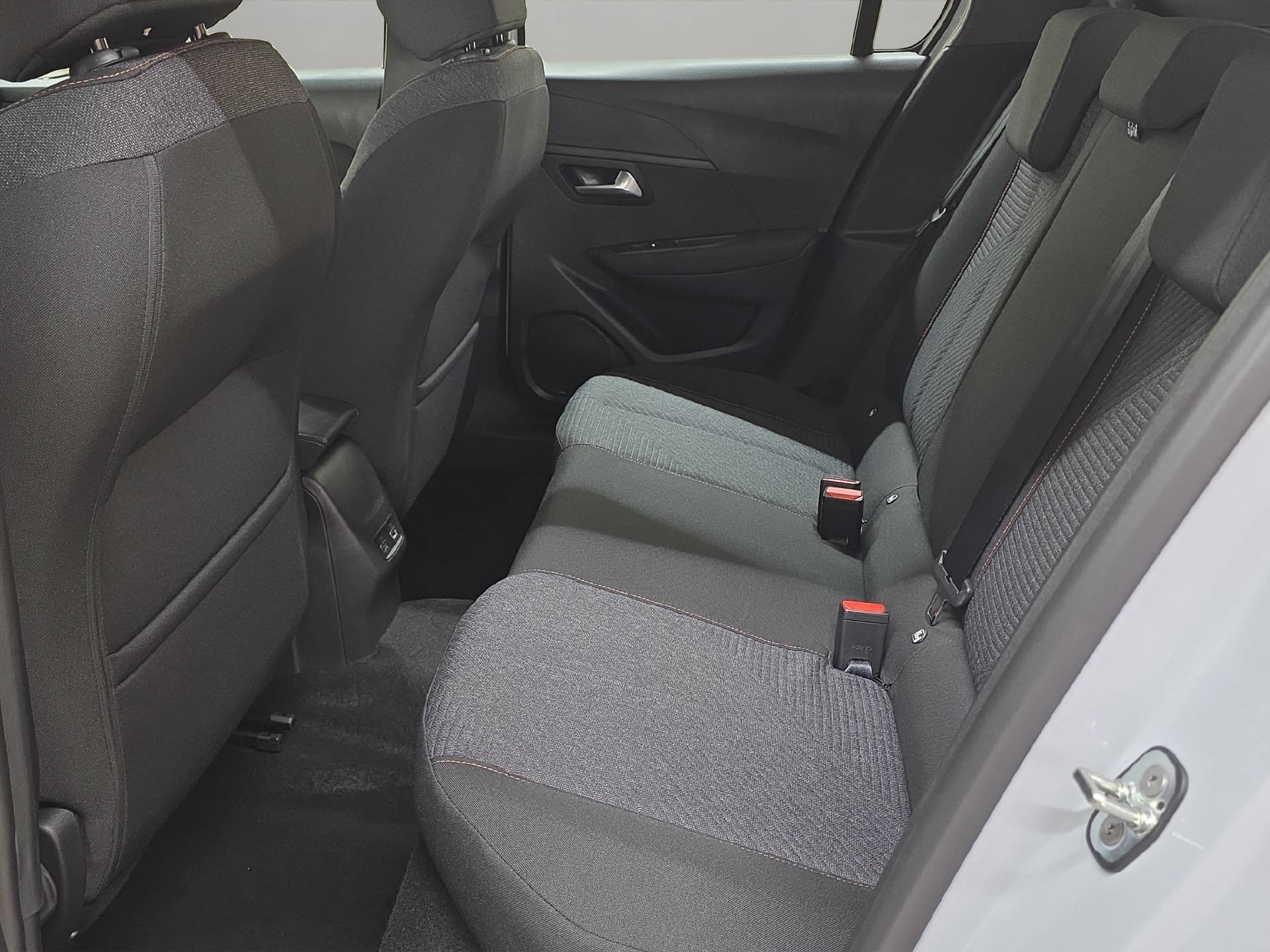 PEUGEOT E-208 136 Style-image-8