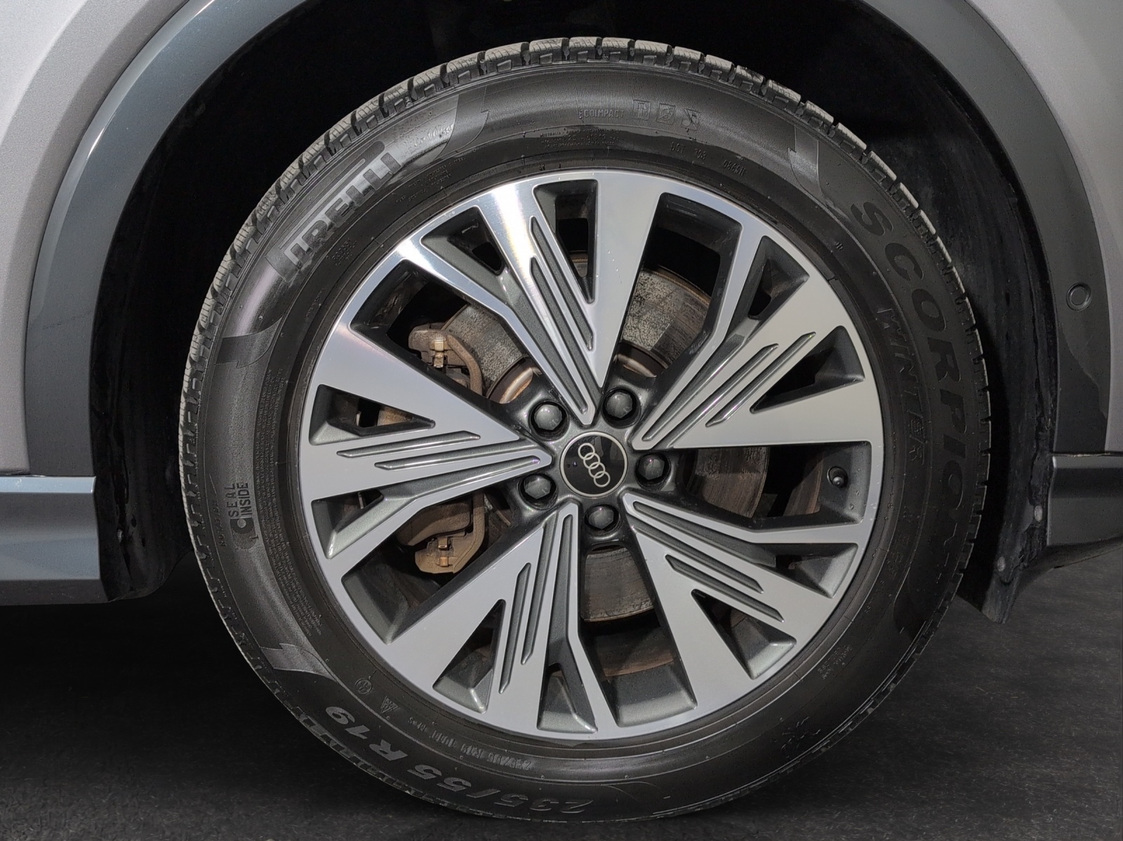 AUDI Q4 e-tron 45 quattro-image-4