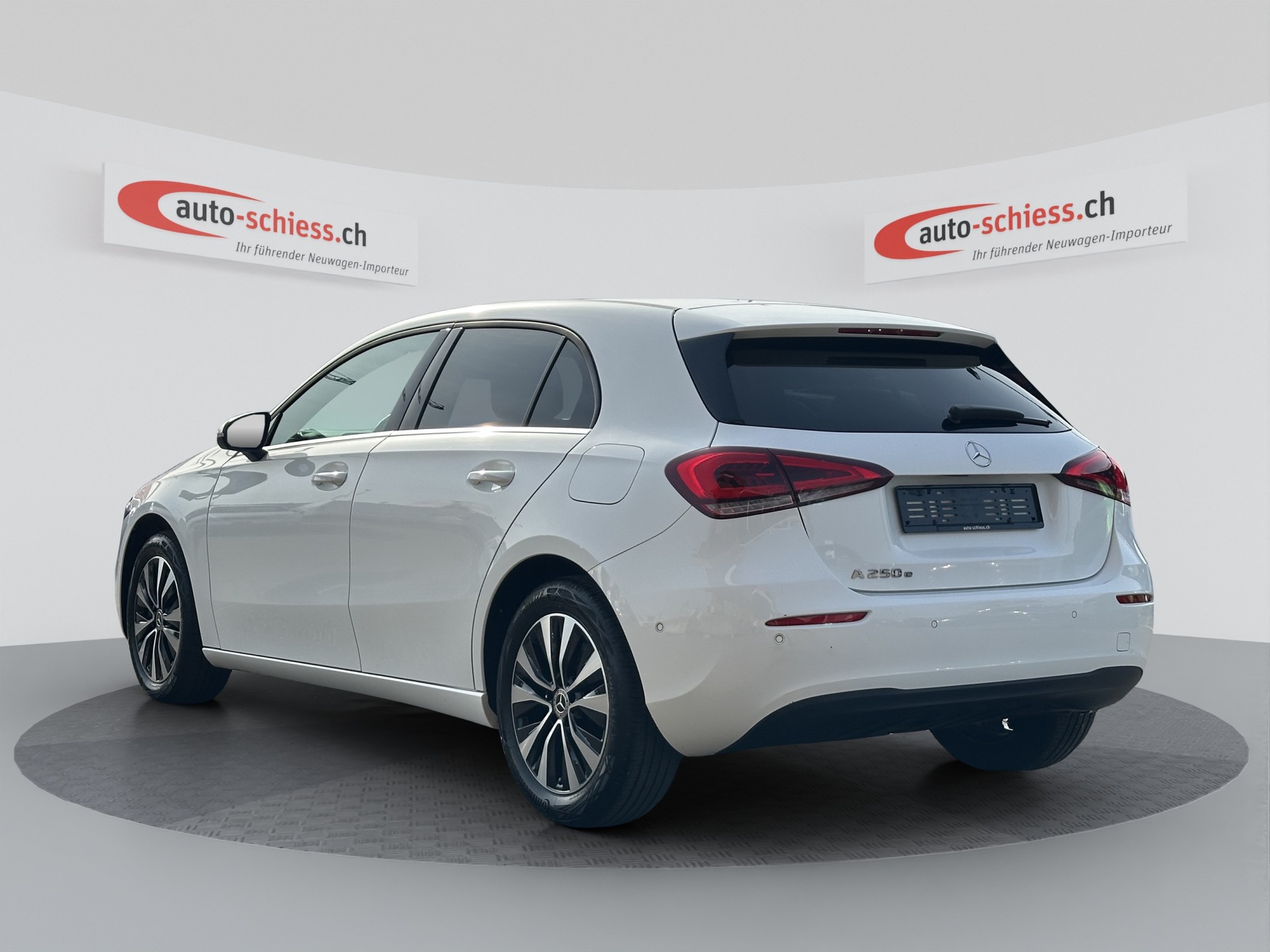 MERCEDES-BENZ A 250e Progressive 8G-DCT-image-2